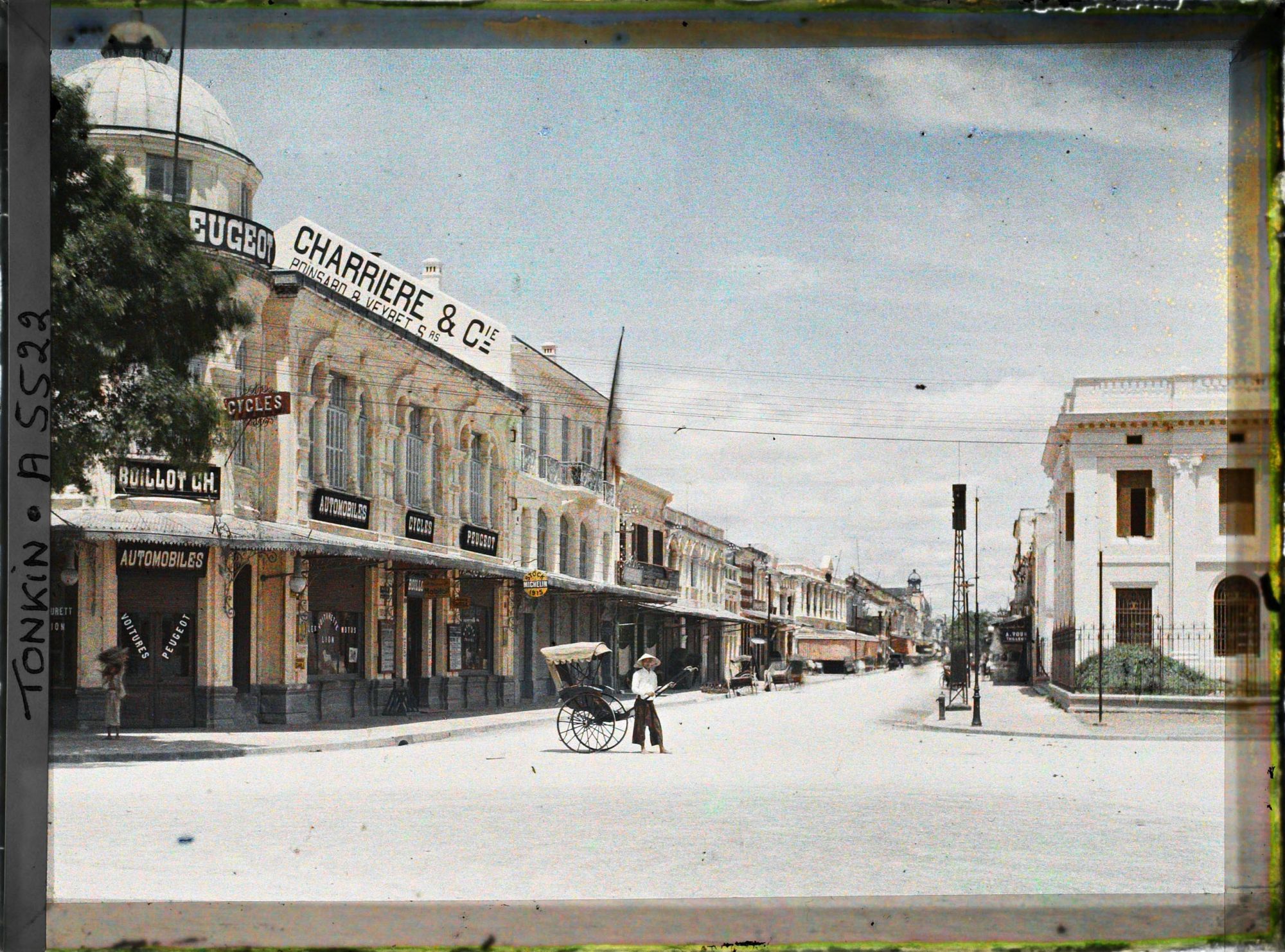 Image représentant Dans le quartier de la Concession, la rue Paul Bert prise de la Place du Theâtre
