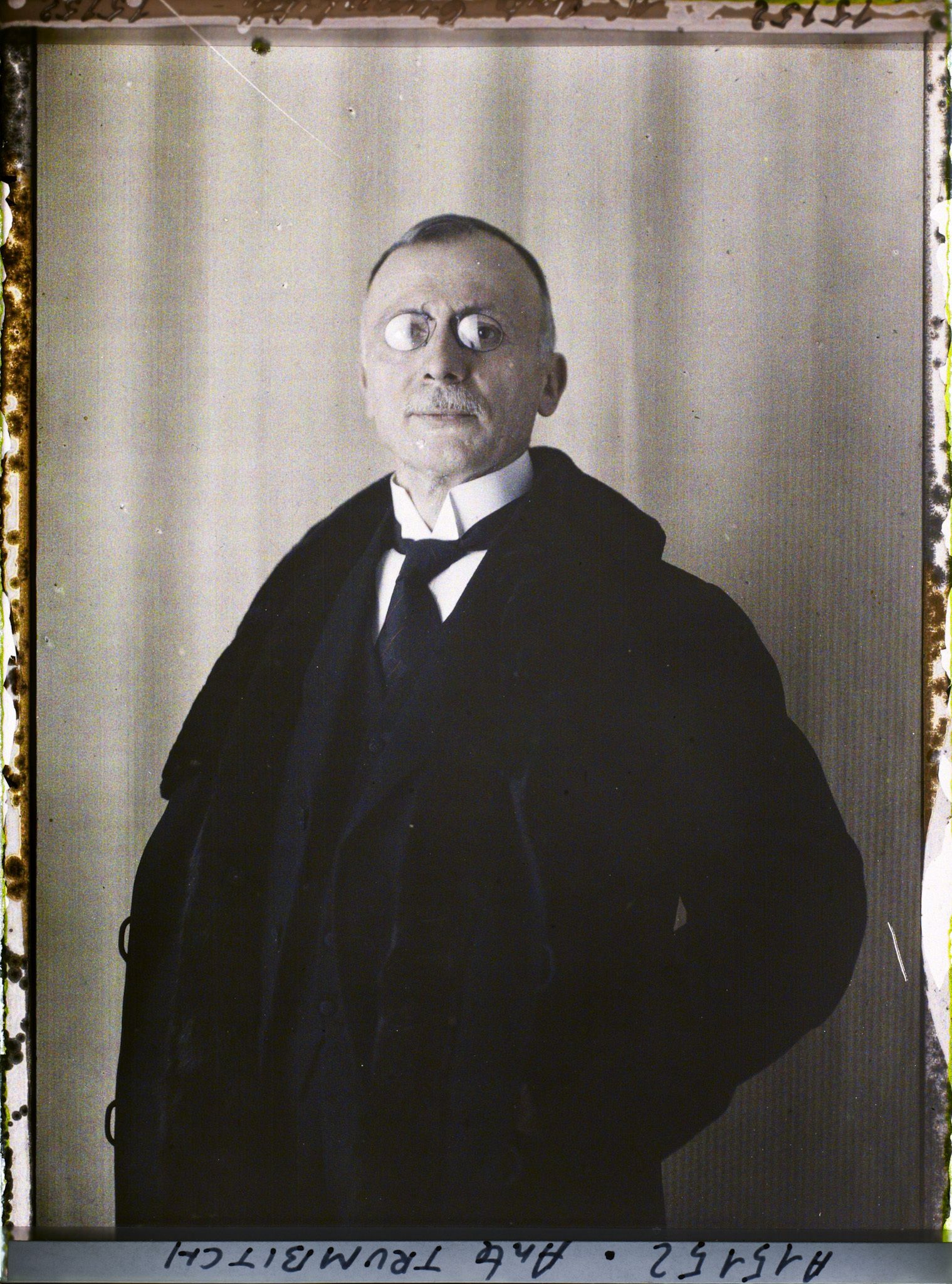 Image représentant Monsieur  https://musee-albert-kahn.s-museum.fr/home/NWQ2OTAwYzNmYjZlZTk1ZWQwODJmMjY4L2dlbmVyaWMtbm90aWNlLXRhYi9hdXRob3JpdHkvNjE3YTc5ZjVjZjhiODk2OGIzMzM3ZDIx/5d6900c3fb6ee95ed082f268/generic-notice-tab/authority/617a79ebcf8b8968b33378d7 Ante Trumbitch