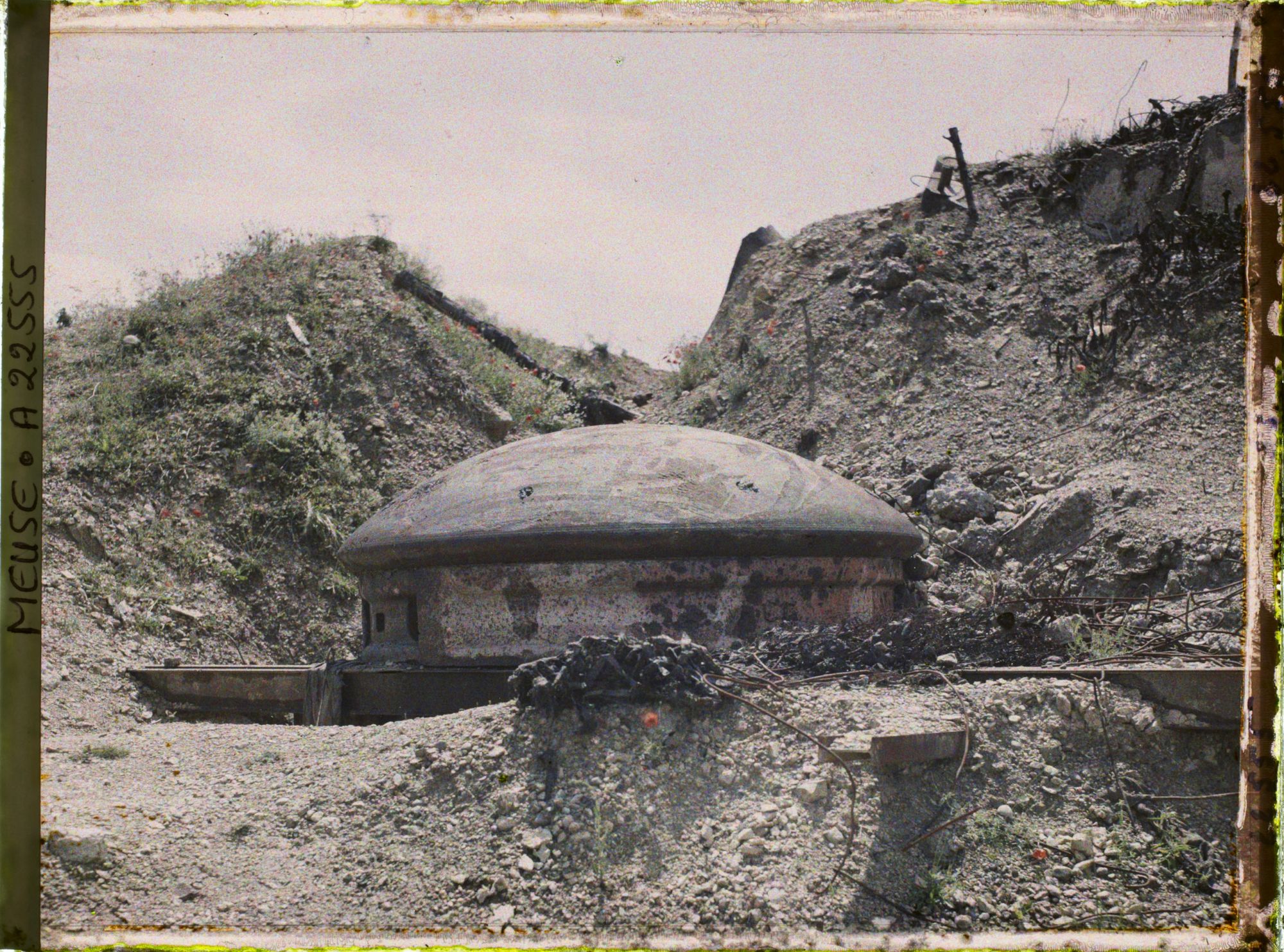 Image représentant France, Vaux, Fort de Vaux Coupole de 75 ayant résisté au bombardement