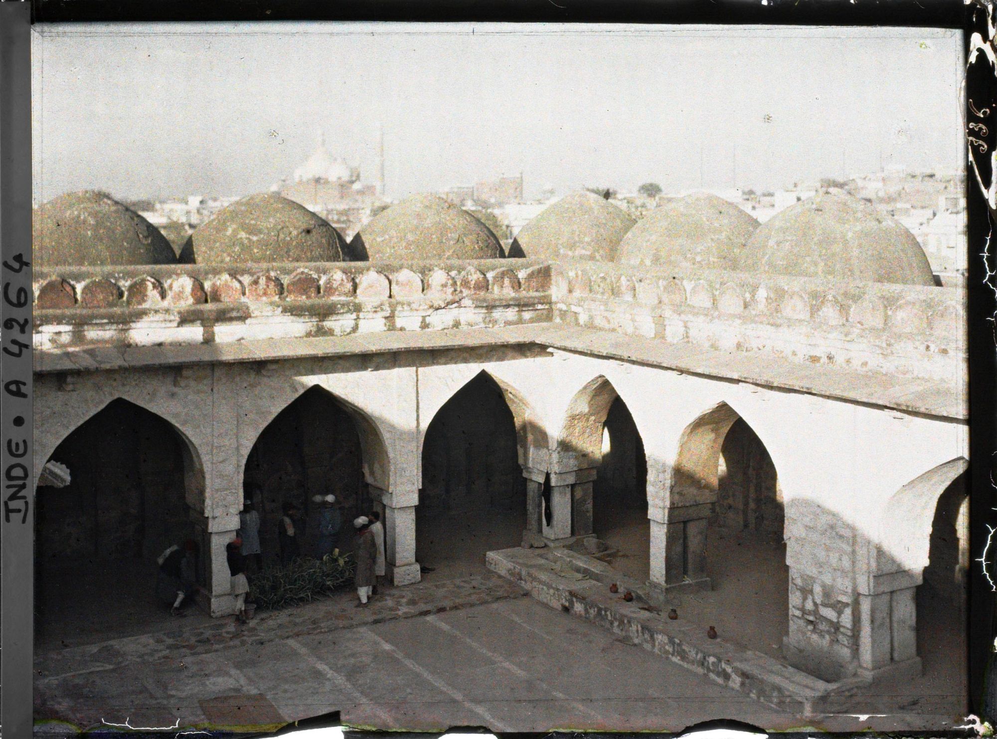 Image représentant La cour de la mosquée Noire (Kalan ou Kali Masjid) vue depuis le toit