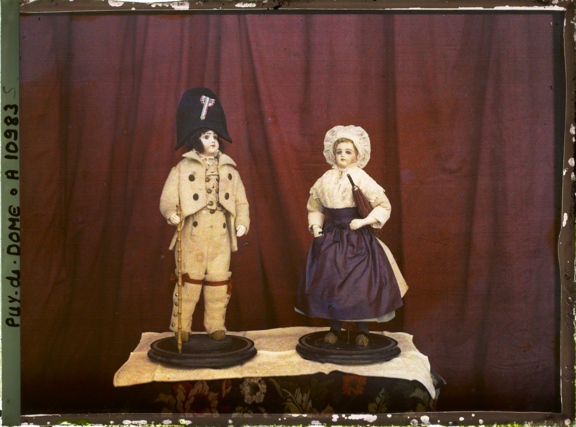 Image représentant France, Issoire, Poupées en Costumes auvergnats, époque 1830, appartenant à Mme Foububt