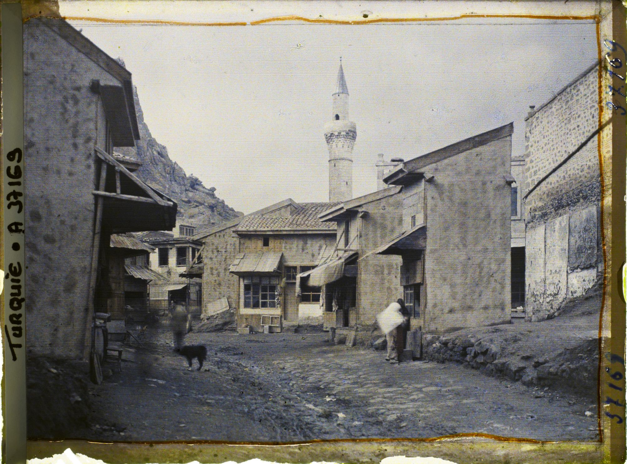 Image représentant Une rue bordée de maisons récentes (reconstruites)