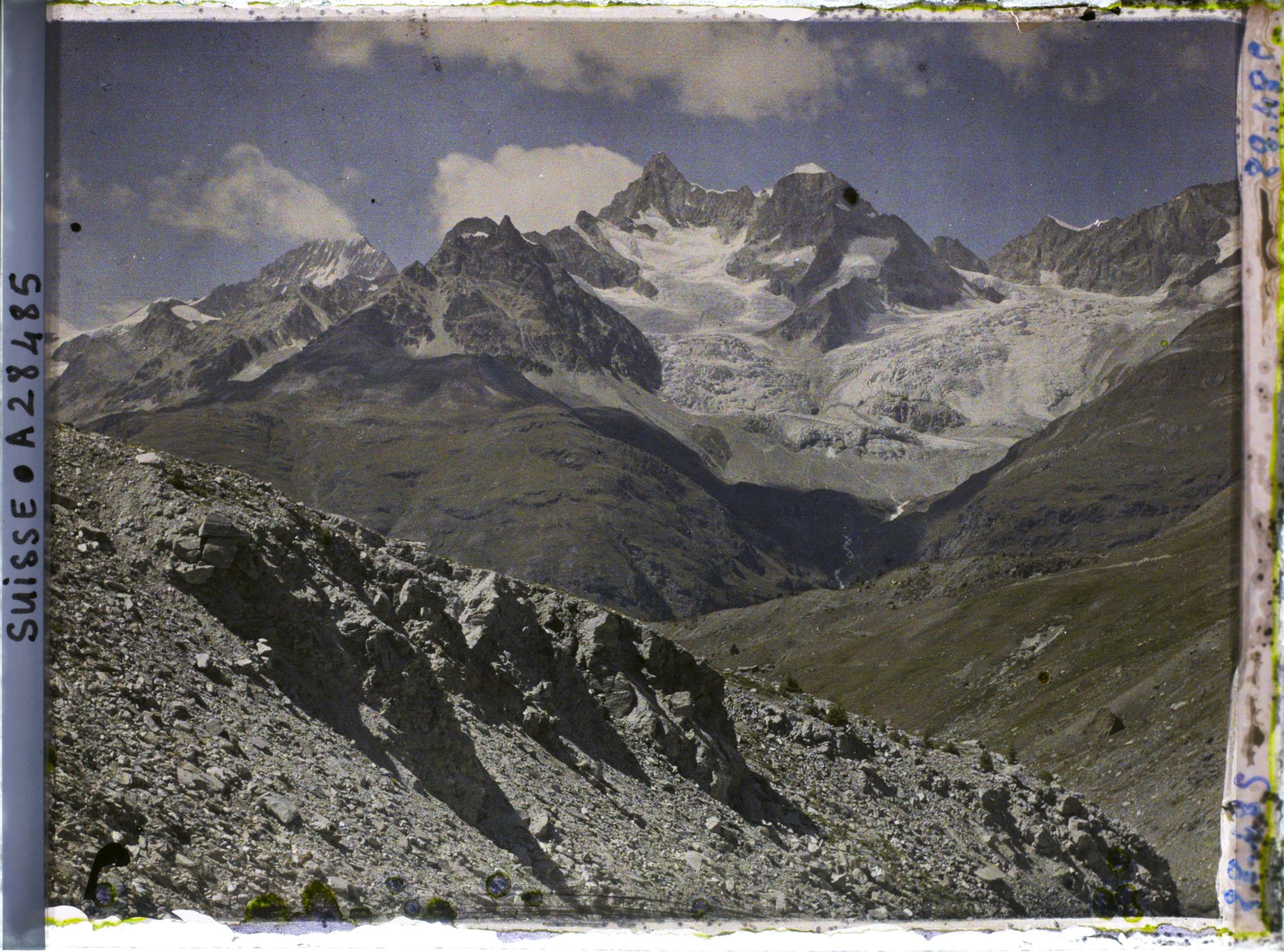 Image représentant La moraine du glacier de Findel devant la Dent Blanche