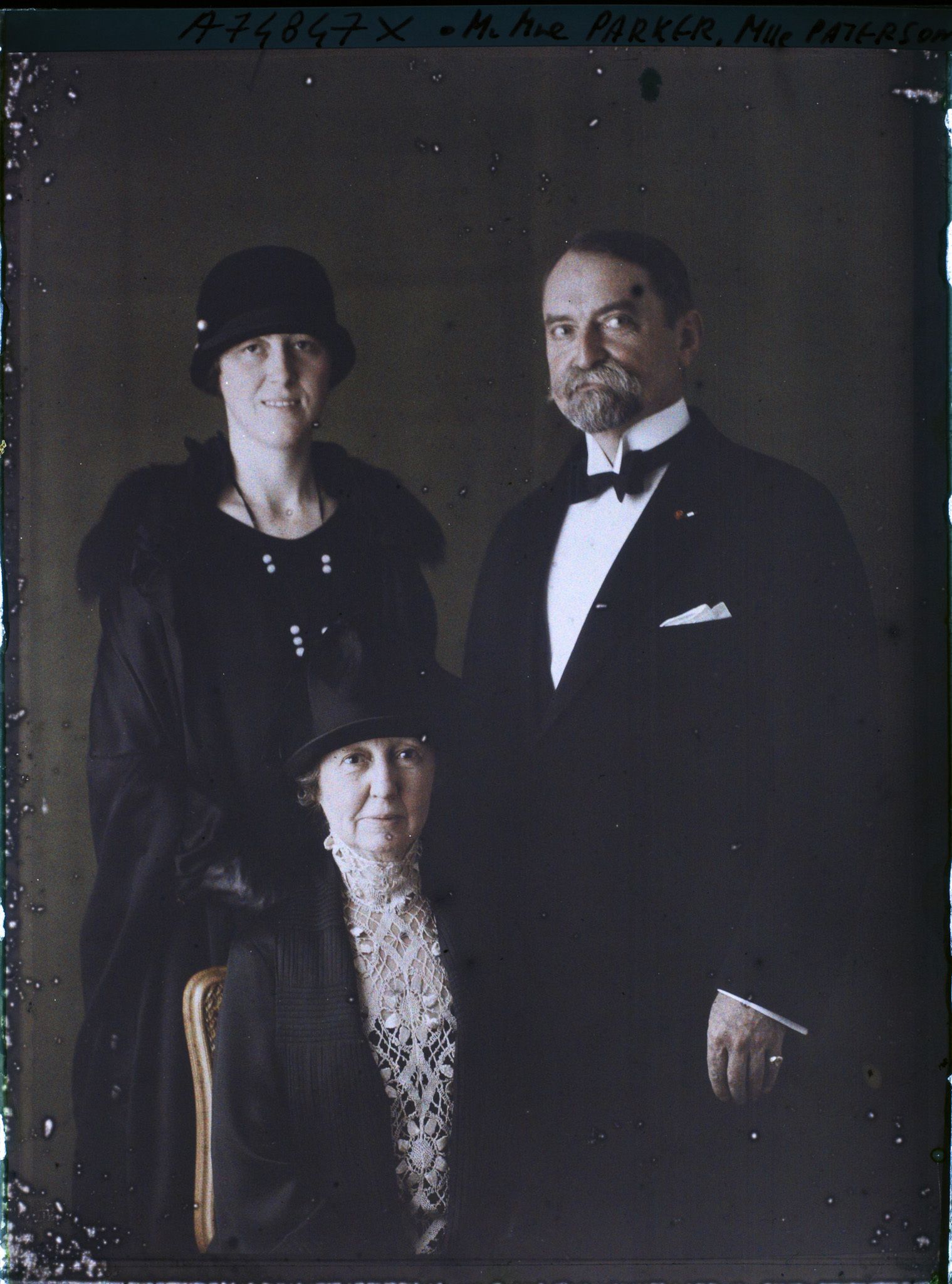 Image représentant Le juge  https://musee-albert-kahn.s-museum.fr/home/NWQ2OTAwYzNmYjZlZTk1ZWQwODJmMjY4L2dlbmVyaWMtbm90aWNlLXRhYi9hdXRob3JpdHkvNjE3YTc5ZjVjZjhiODk2OGIzMzM3ZDIx/5d6900c3fb6ee95ed082f268/generic-notice-tab/authority/617a79ebcf8b8968b33374ea Edwin Brewington Parker,  https://musee-albert-kahn.s-museum.fr/home/NWQ2OTAwYzNmYjZlZTk1ZWQwODJmMjY4L2dlbmVyaWMtbm90aWNlLXRhYi9hdXRob3JpdHkvNjE3YTc5ZjVjZjhiODk2OGIzMzM3ZDIx/5d6900c3fb6ee95ed082f268/generic-notice-tab/authority/617a79ebcf8b8968b33374eb son épouse et  https://musee-albert-kahn.s-museum.fr/home/NWQ2OTAwYzNmYjZlZTk1ZWQwODJmMjY4L2dlbmVyaWMtbm90aWNlLXRhYi9hdXRob3JpdHkvNjE3YTc5ZjVjZjhiODk2OGIzMzM3ZDIx/5d6900c3fb6ee95ed082f268/generic-notice-tab/authority/617a79ebcf8b8968b33374f2 miss Paterson