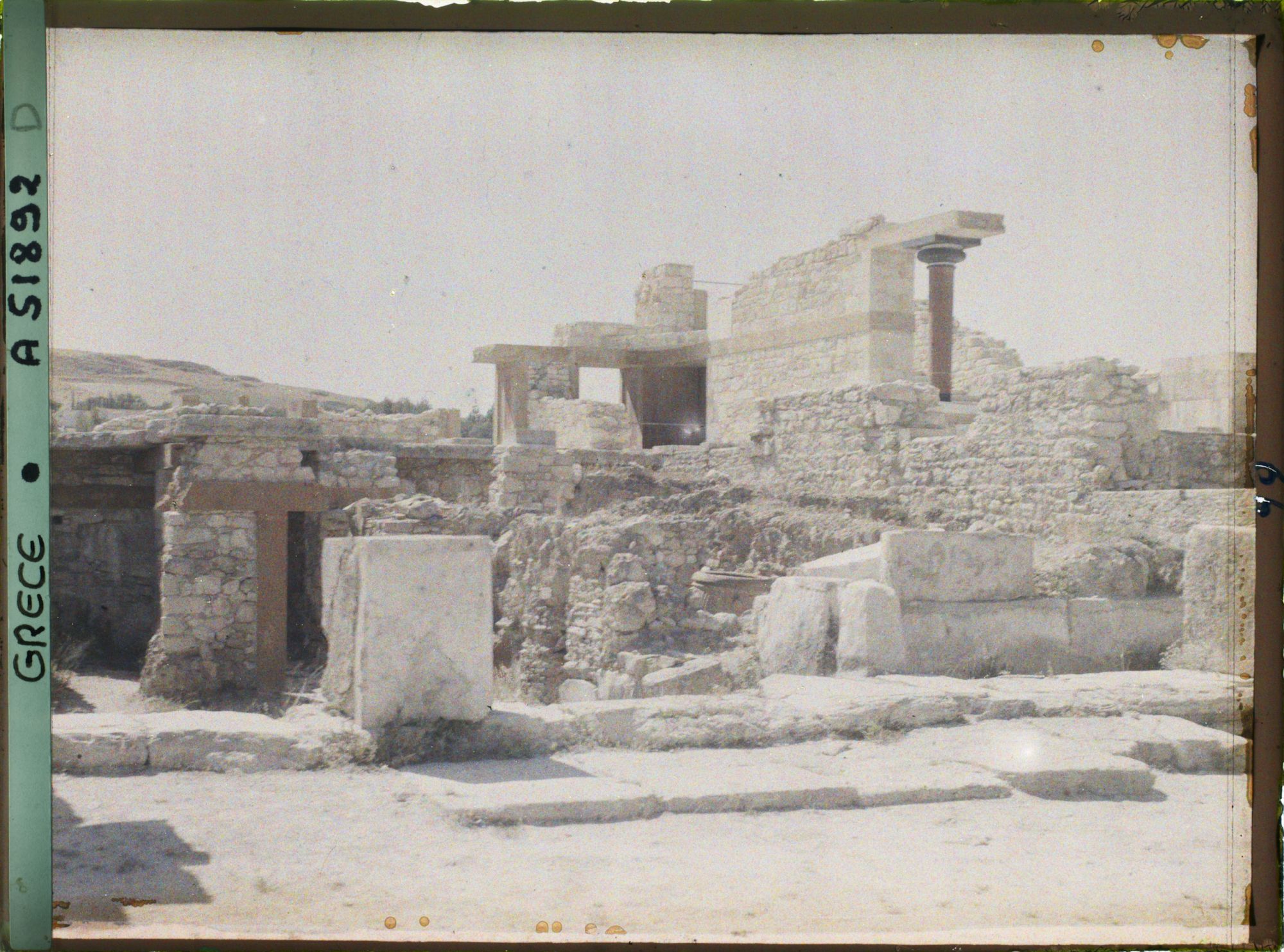 Image représentant Vestiges de l'aile orientale du Palais. A droite, l'escalier monumental ouest