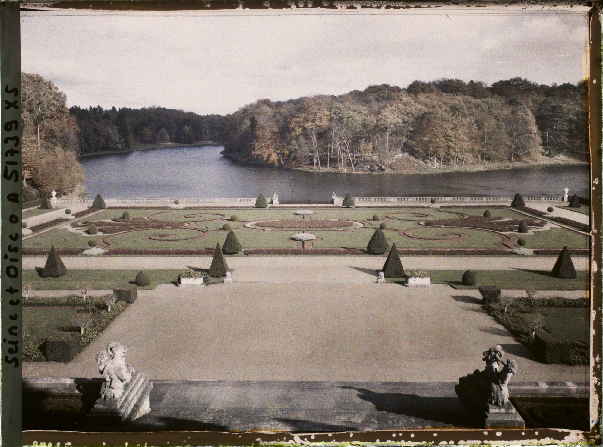 Image représentant Les jardins vus du château de Voisins