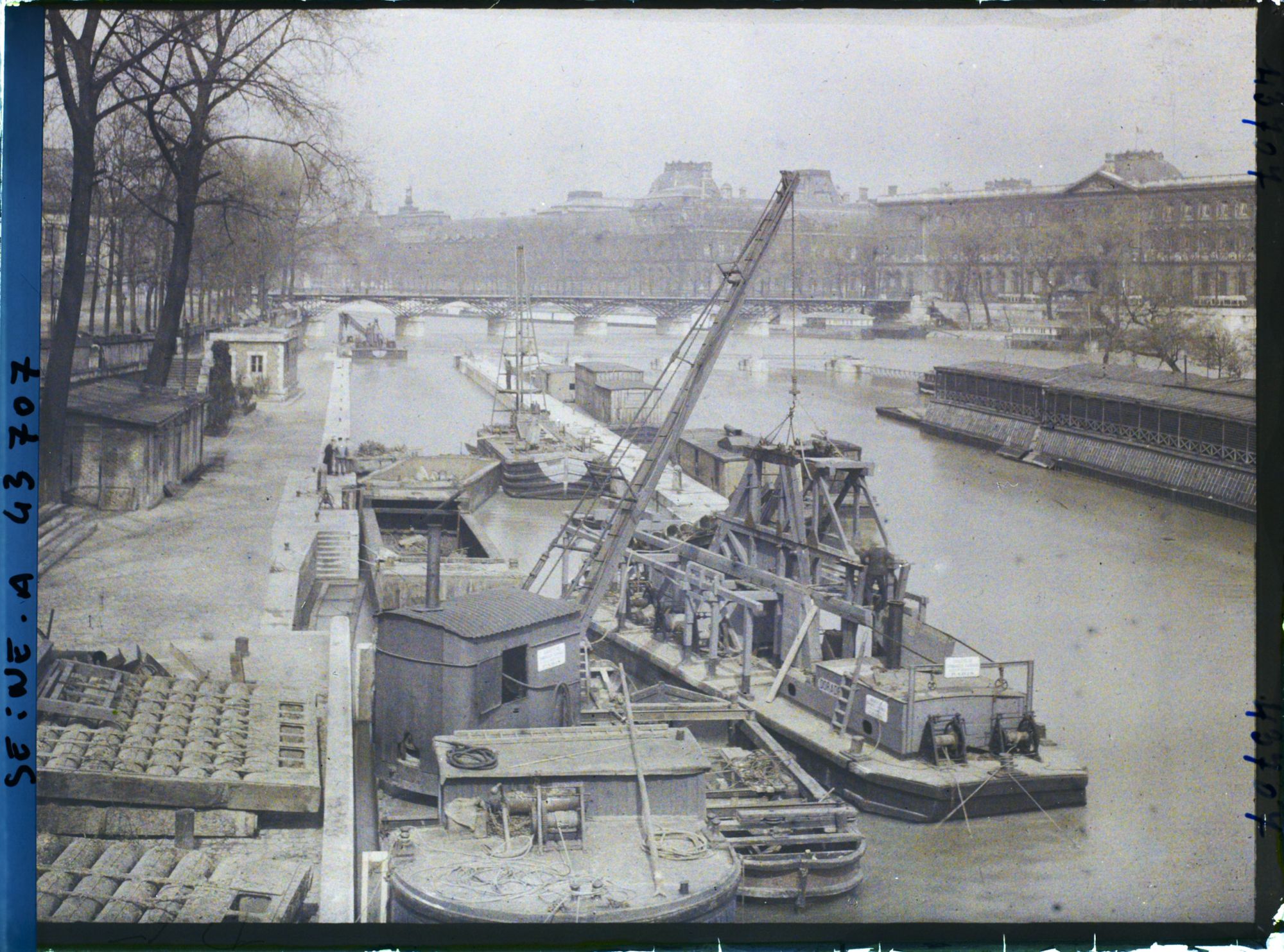 Image représentant Le barrage de la Monnaie depuis le Pont-Neuf vers le Louvre