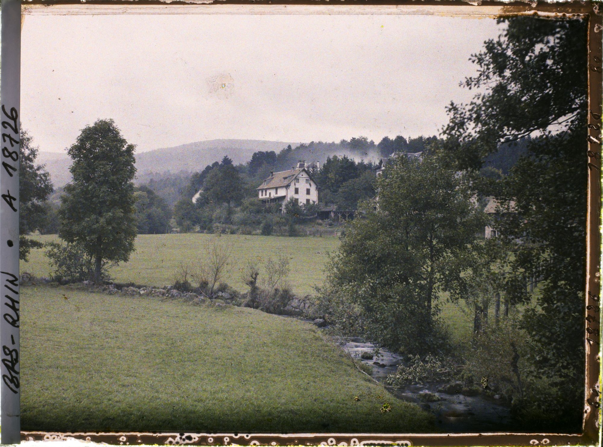 Image représentant France, Hohwald, Groupe de Maisons de Holwald : clairière de prairies au milieu de la grande forêt
