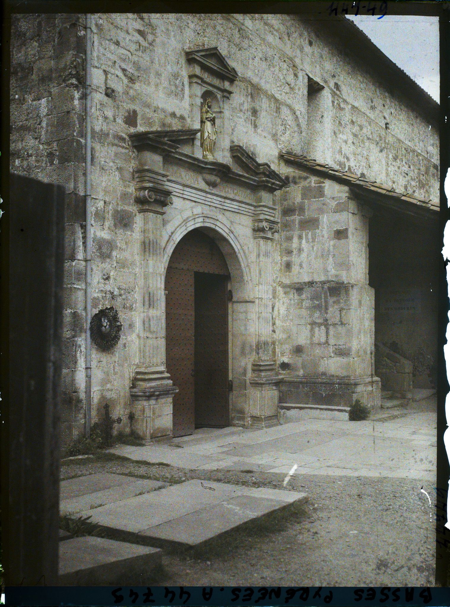 Image représentant France , St Etienne de Baigorry, L'entrée de l'Eglise