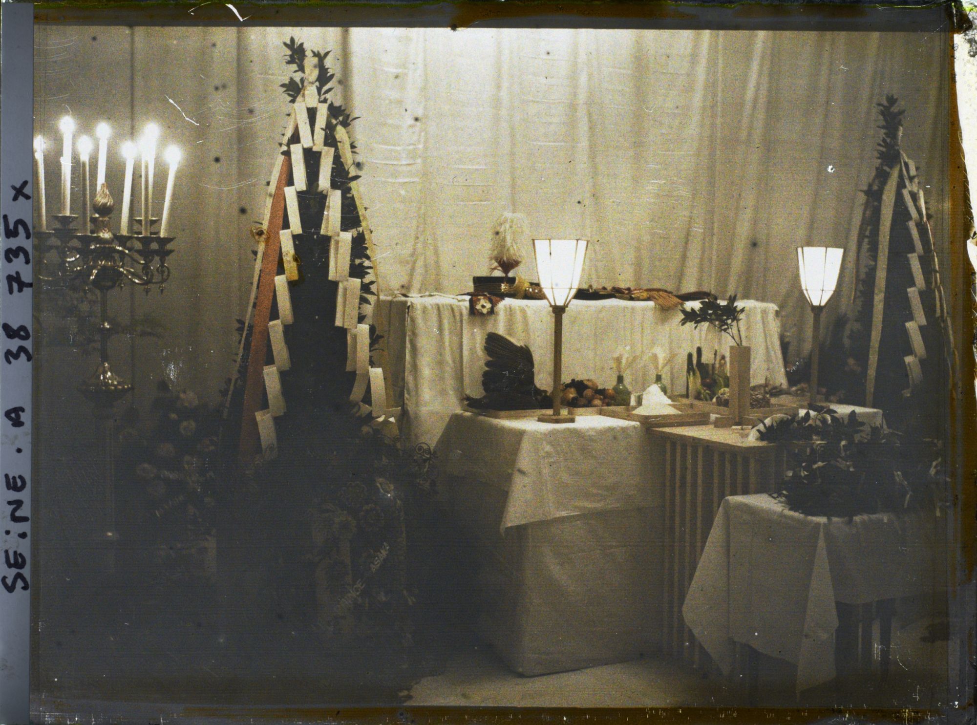 Image représentant La chapelle ardente du prince Kitashirakawa à l'ambassade du Japon