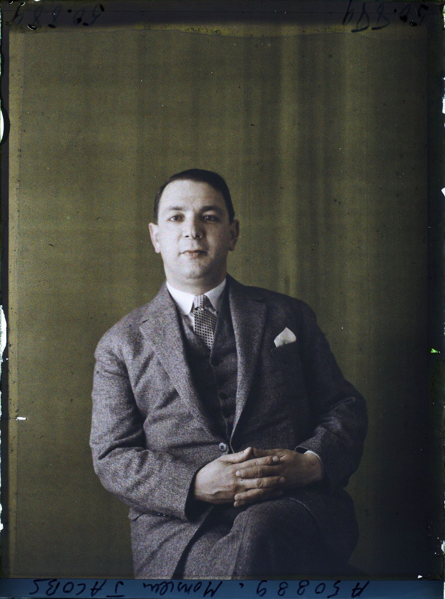 Image représentant https://musee-albert-kahn.s-museum.fr/home/NWQ2OTAwYzNmYjZlZTk1ZWQwODJmMjY4L2dlbmVyaWMtbm90aWNlLXRhYi9waHlzaWNhbE11c2V1bUl0ZW0vNjE3YTdhNDdjZjhiODk2OGIzMzhhYjA2/5d6900c3fb6ee95ed082f268/generic-notice-tab/physicalMuseumItem/617a7a45cf8b8968b3386754 Monsieur Jacobs