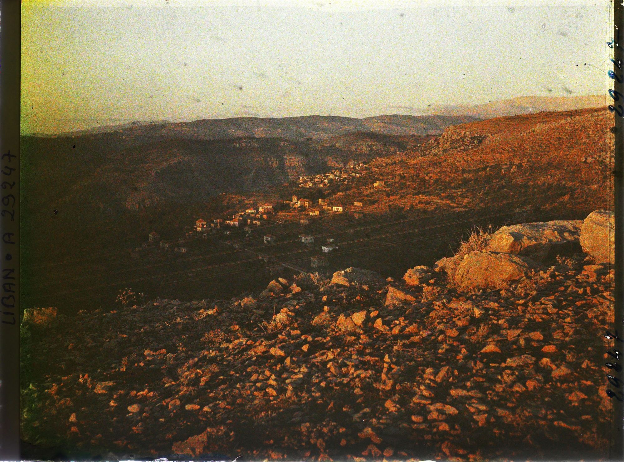 Image représentant Un village au soleil couchant