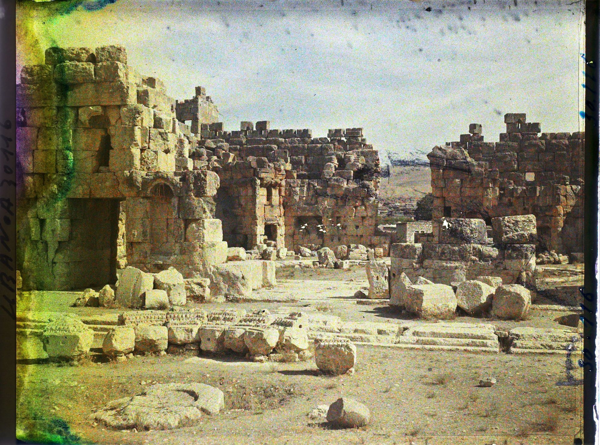 Image représentant Vestiges de l'avant-cour hexagonale du Temple de Jupiter Héliopolitain