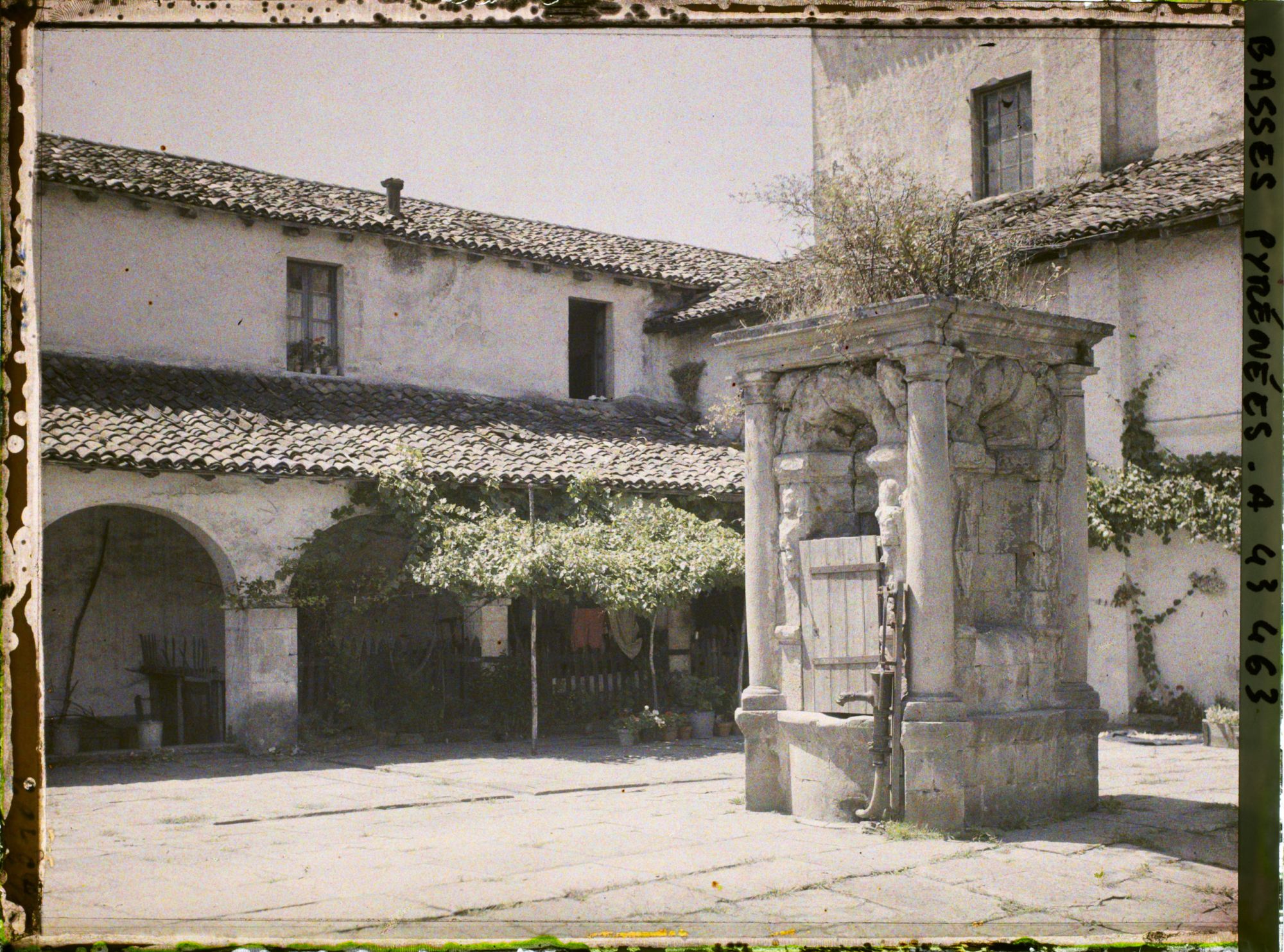 Image représentant France, Ciboure, Vieille fontaine dans un ancien cloître (Dble du N° 43458)