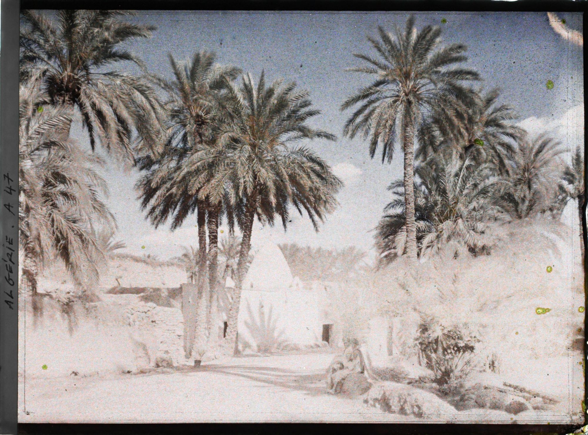 Image représentant Une route de terre dans le village de Bab el Ralek, à proximité du marabout de Sidi Lahssen