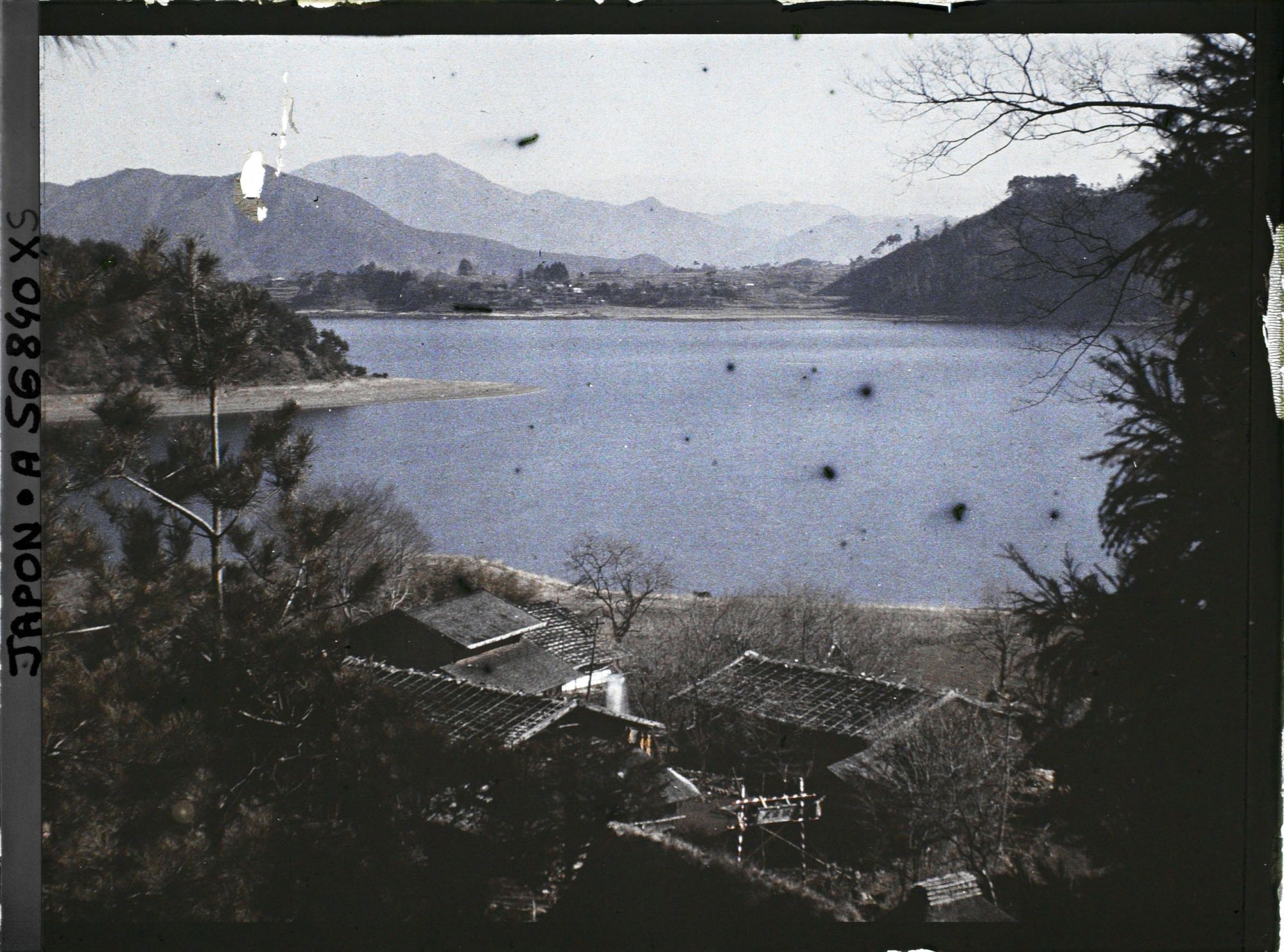 Image représentant Le lac de l'Ouest (Sai-ko) et le village de Nenba, près du mont Fuji