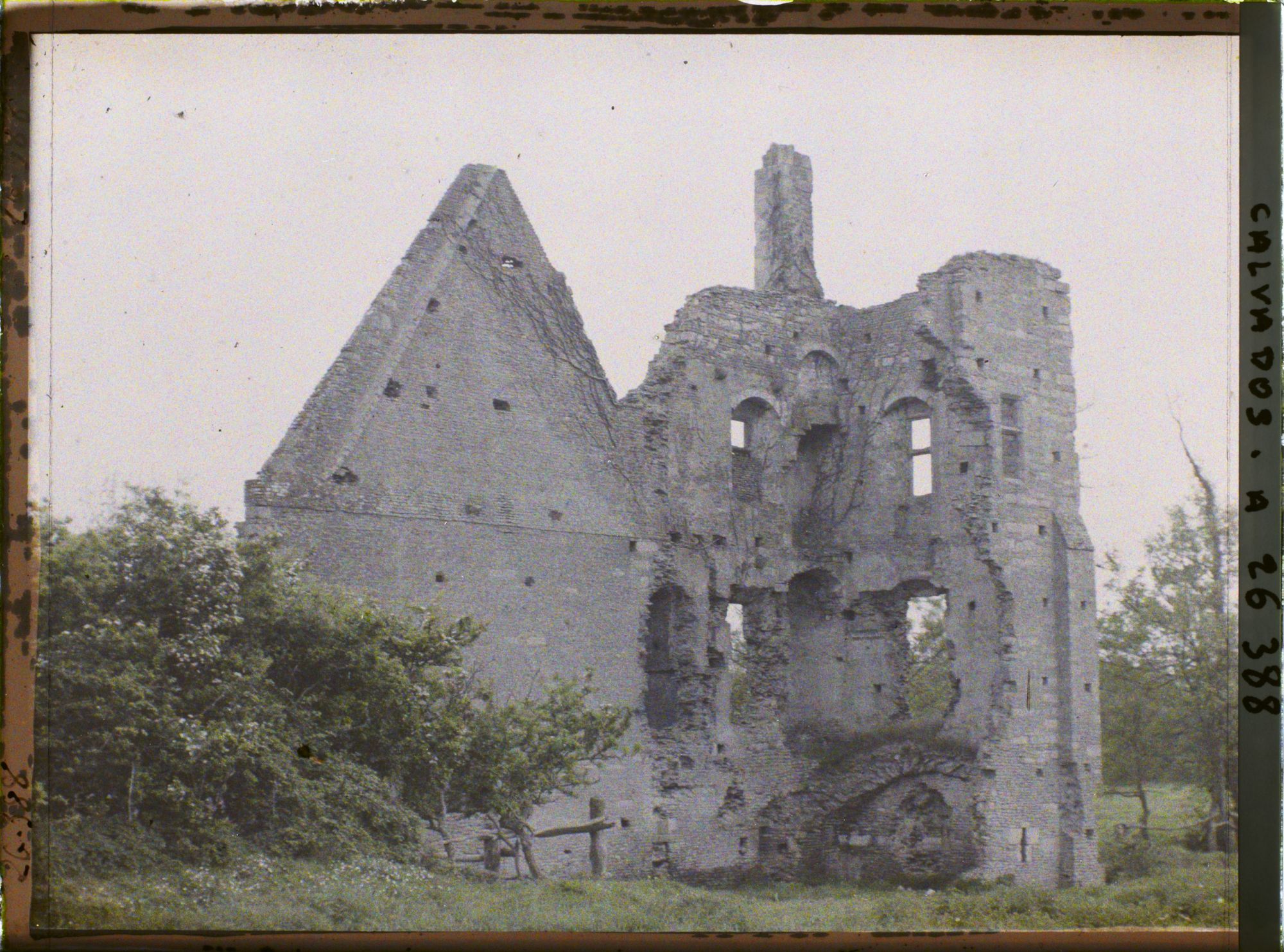 Image représentant Ruines du château fort de Maisy, construit par Du Guesclin