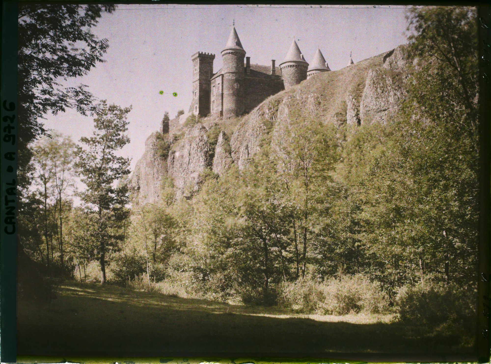 Image représentant Le château du Sailhant, vue de la cascade de Babory