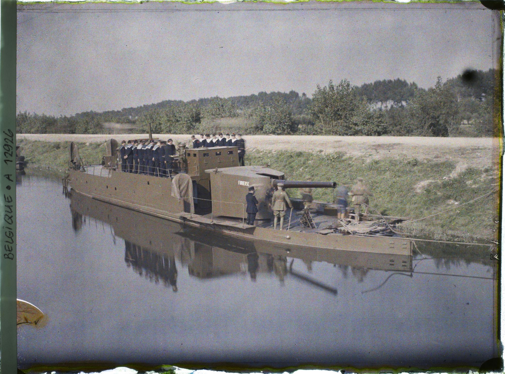 Image représentant Cannonière sur le Canal de l'Yser près de Loo (visite du roi des Belges)