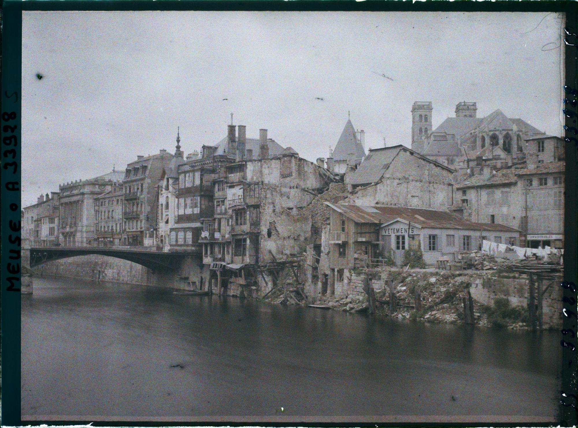 Image représentant France, Verdun, Les bords de la Meuse et le pont du Théâtre à droite la Cathédrale