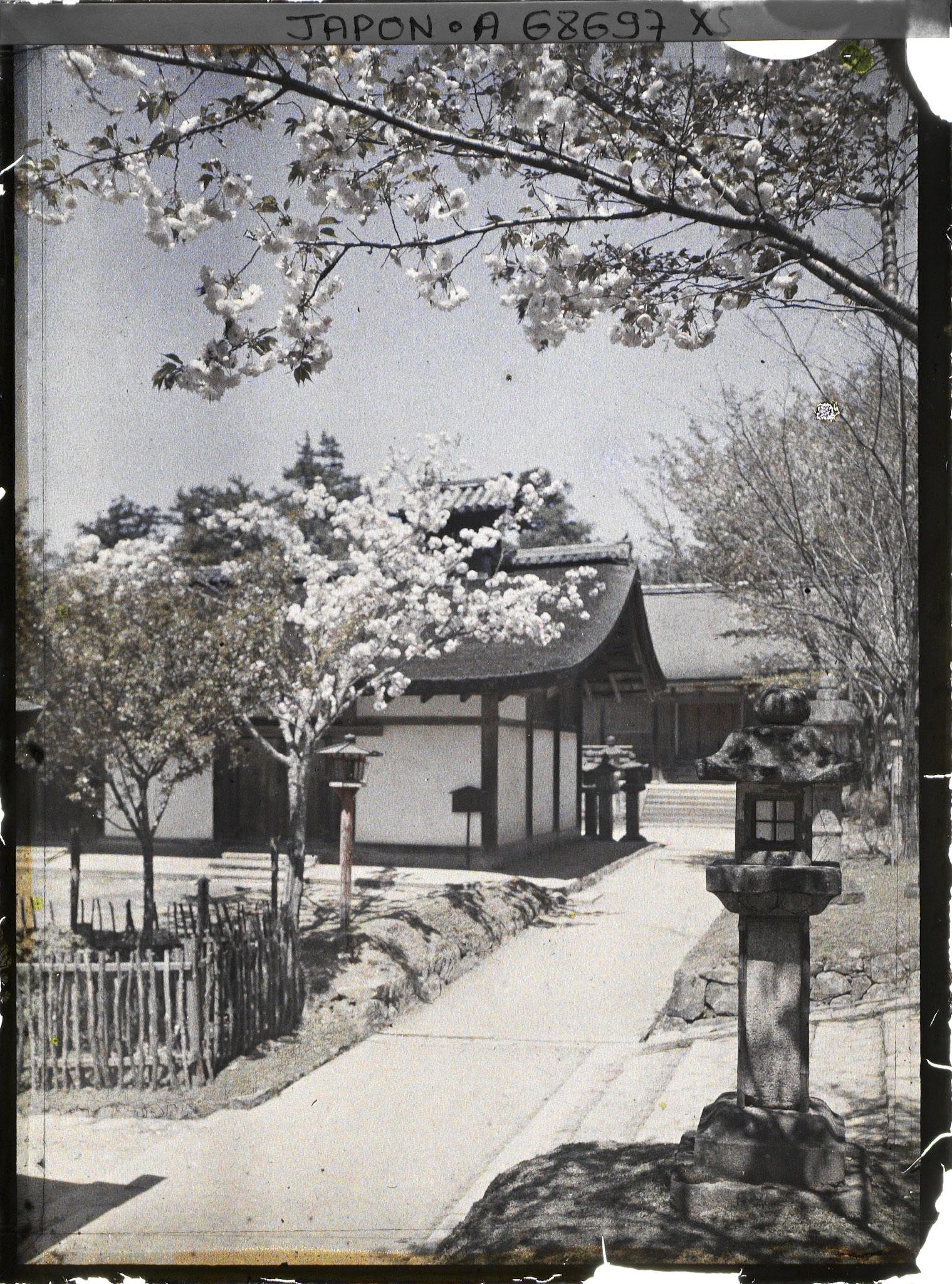 Image représentant Sanctuaire Kasuga-Jinja (ou Kasuga-Taisha) : Le Sakadono et le Keishoden.