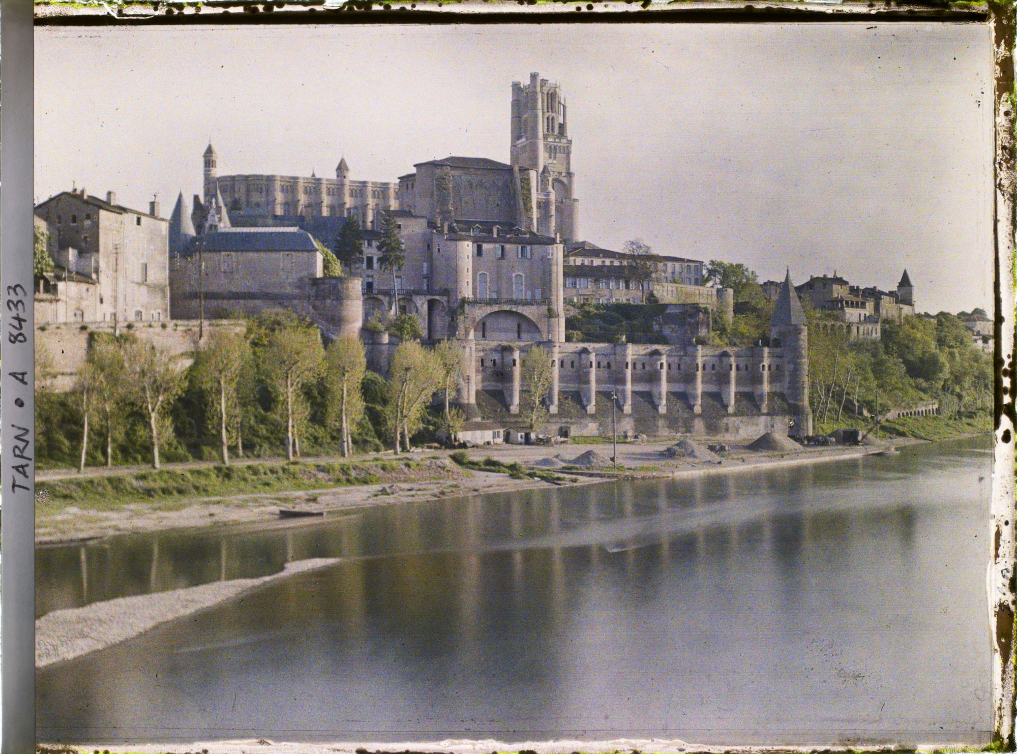 Image représentant Vue prise de l'extrémité du pont vieux sur l'ensemble de la cathédrale et l'archevêché