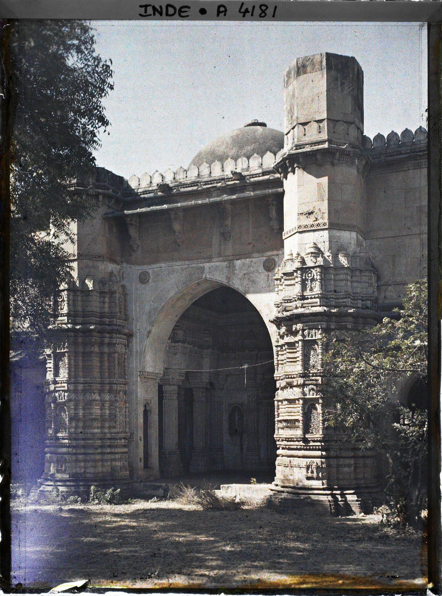 Image représentant La mosquée Bai Harir du complexe de Dada Harir ni Vav (puits souterrain à escaliers)