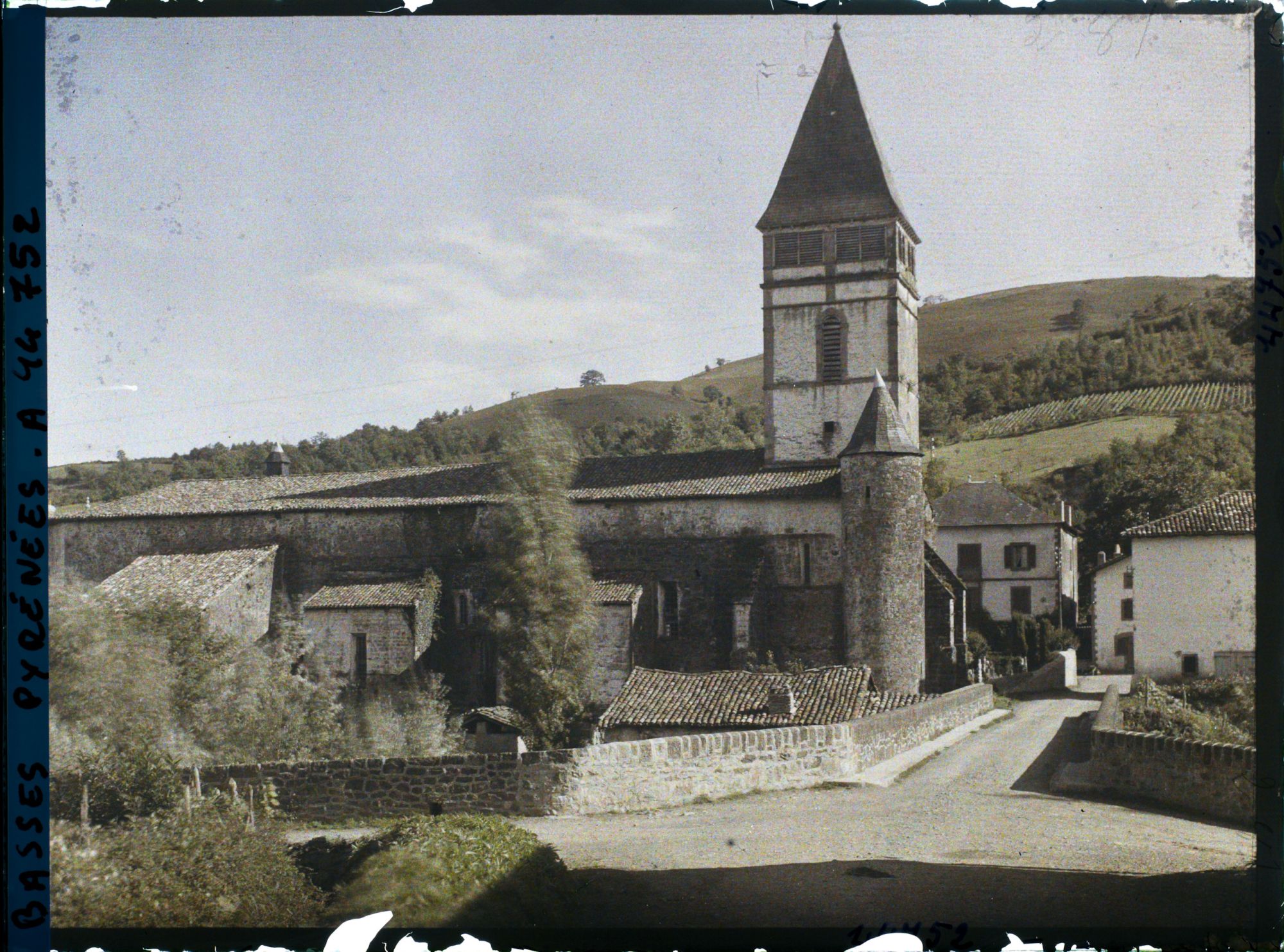 Image représentant France , St Etienne de Baigorry, L'Eglise et sa vieille tour