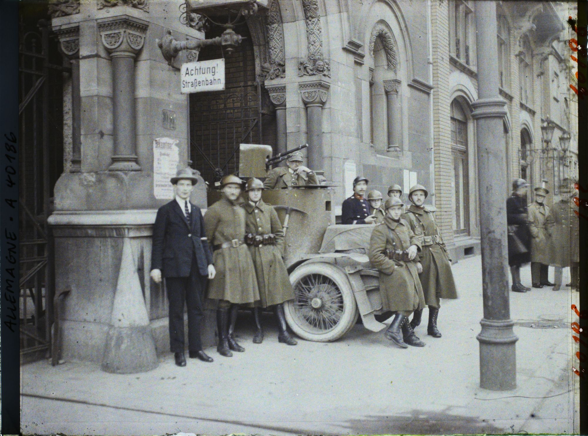 Image représentant Prusse, Aix-la-Chapelle, Auto Mitrailleuse Belge prête à Sortir
