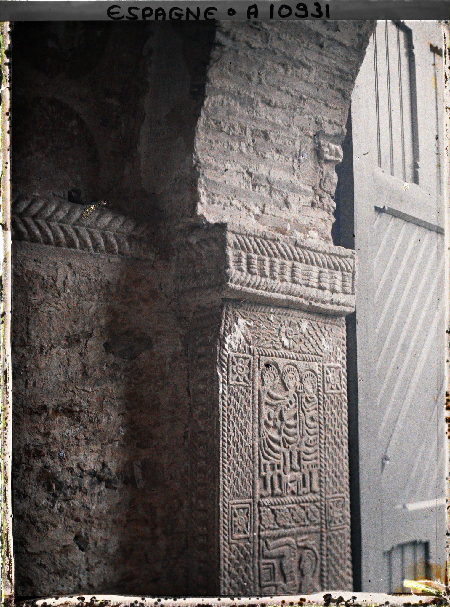 Image représentant Espagne, Près Ovedio, San Miguel de Lillo, les sculptures de la porte montant droit de la porte.