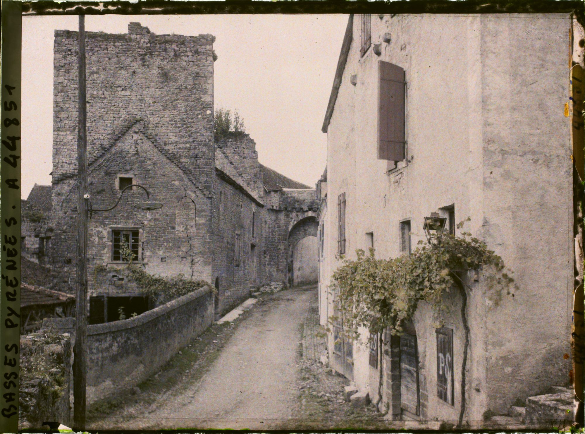 Image représentant France, Sauveterre de Béarn, Une vieille porte de la Ville