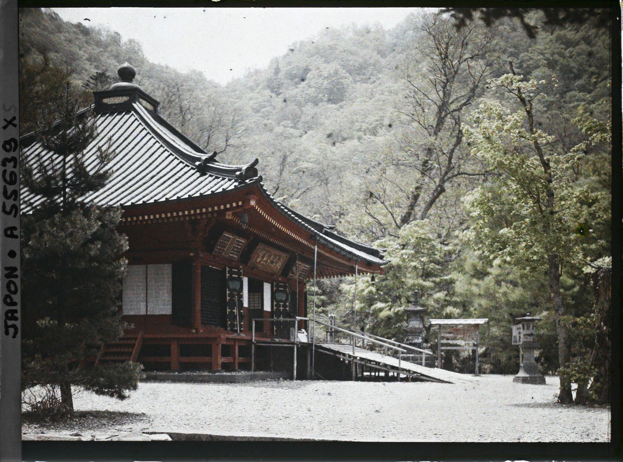 Image représentant Temple Chuzenji ou Tachiki Kannon, sur la rive orientale du lac Chuzenji