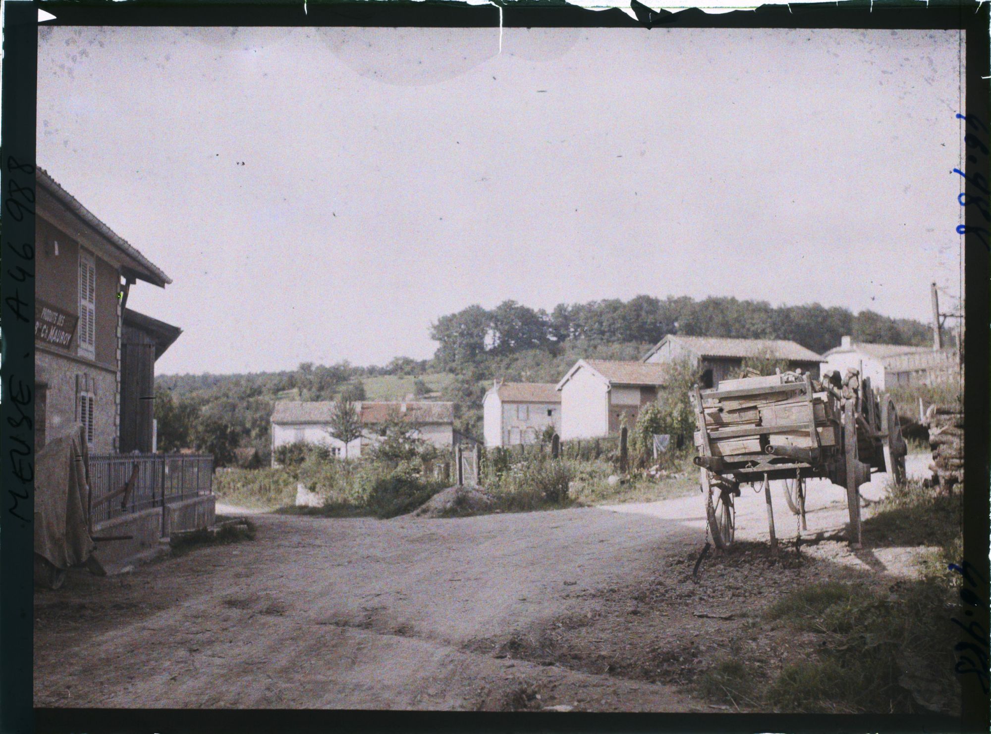 Image représentant France, La Chalade 392 h - Meuse, Vue vers le haut du Village