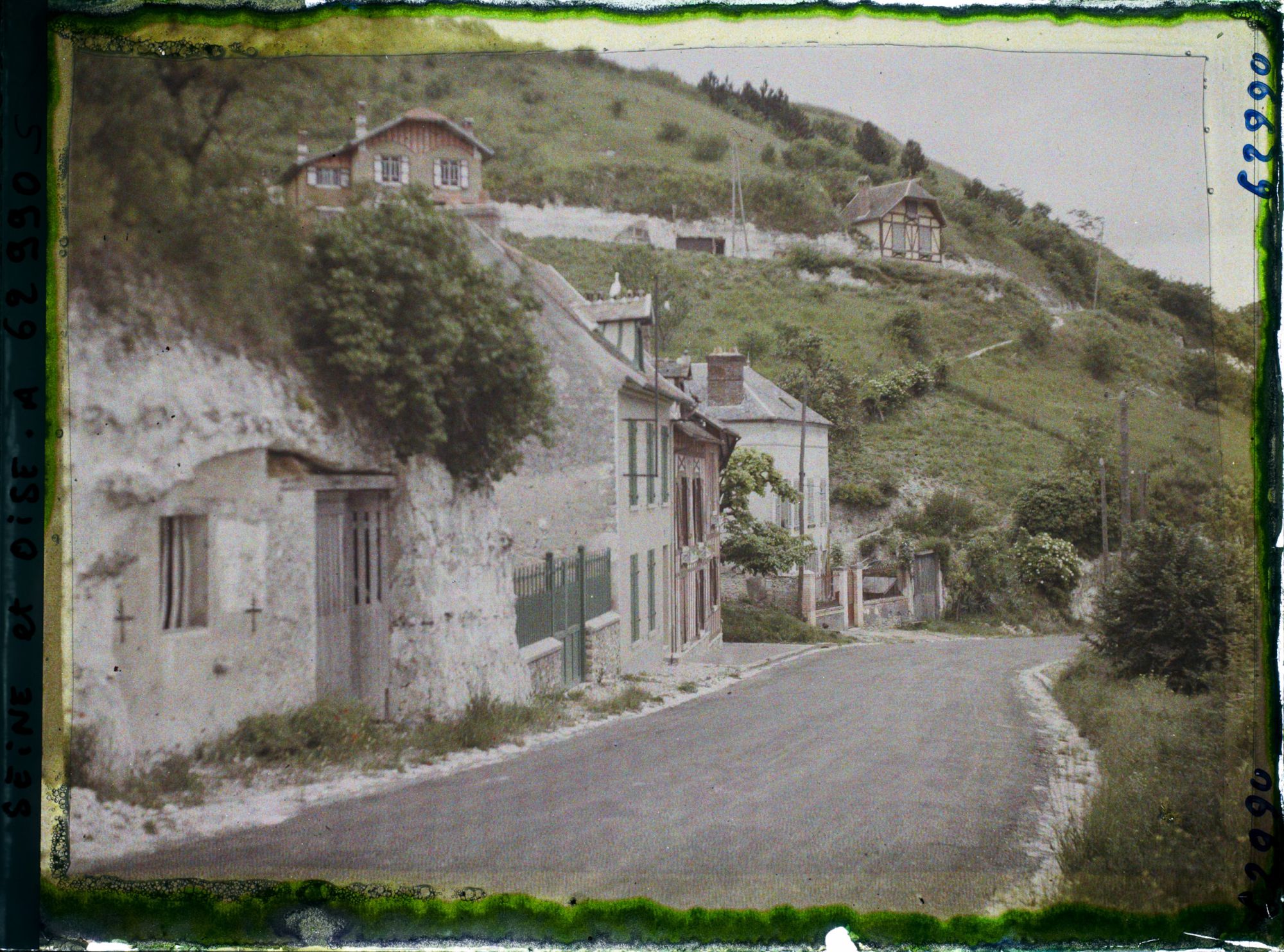 Image représentant Ile de France, La Roche-Guyon, Habitations troglodytiques abandonnées et maisons modernes