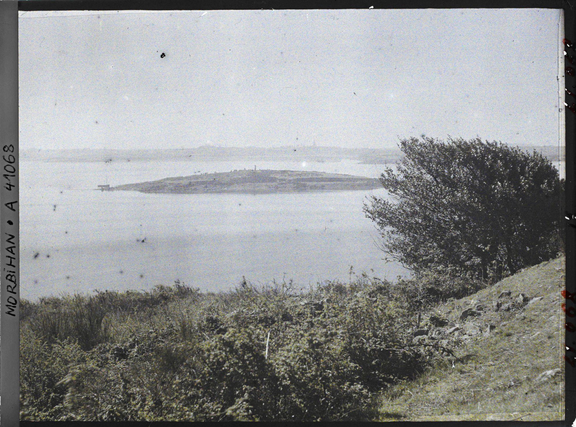 Image représentant L'îlot d'Er Lannic où l'on distingue plusieurs menhirs des cromlechs, vue prise de l'île de Gavrinis