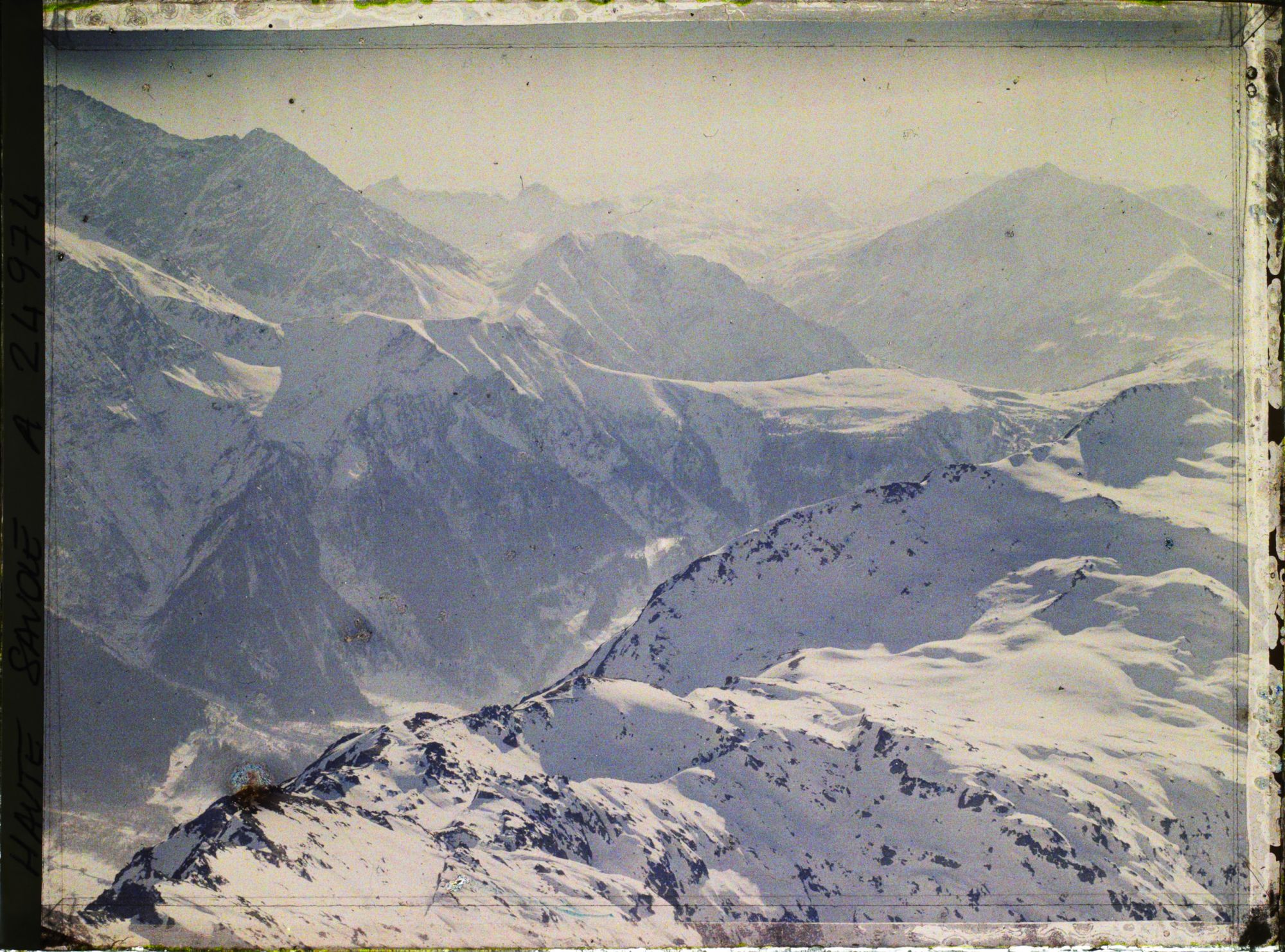 Image représentant Vue prise de Brévent (2532m) Mt Voirassoy, Col et Pic du Tricot, Mt Joly, au 1 er plan, l'aiguillette, dans le fond, les Grandes Rousses.