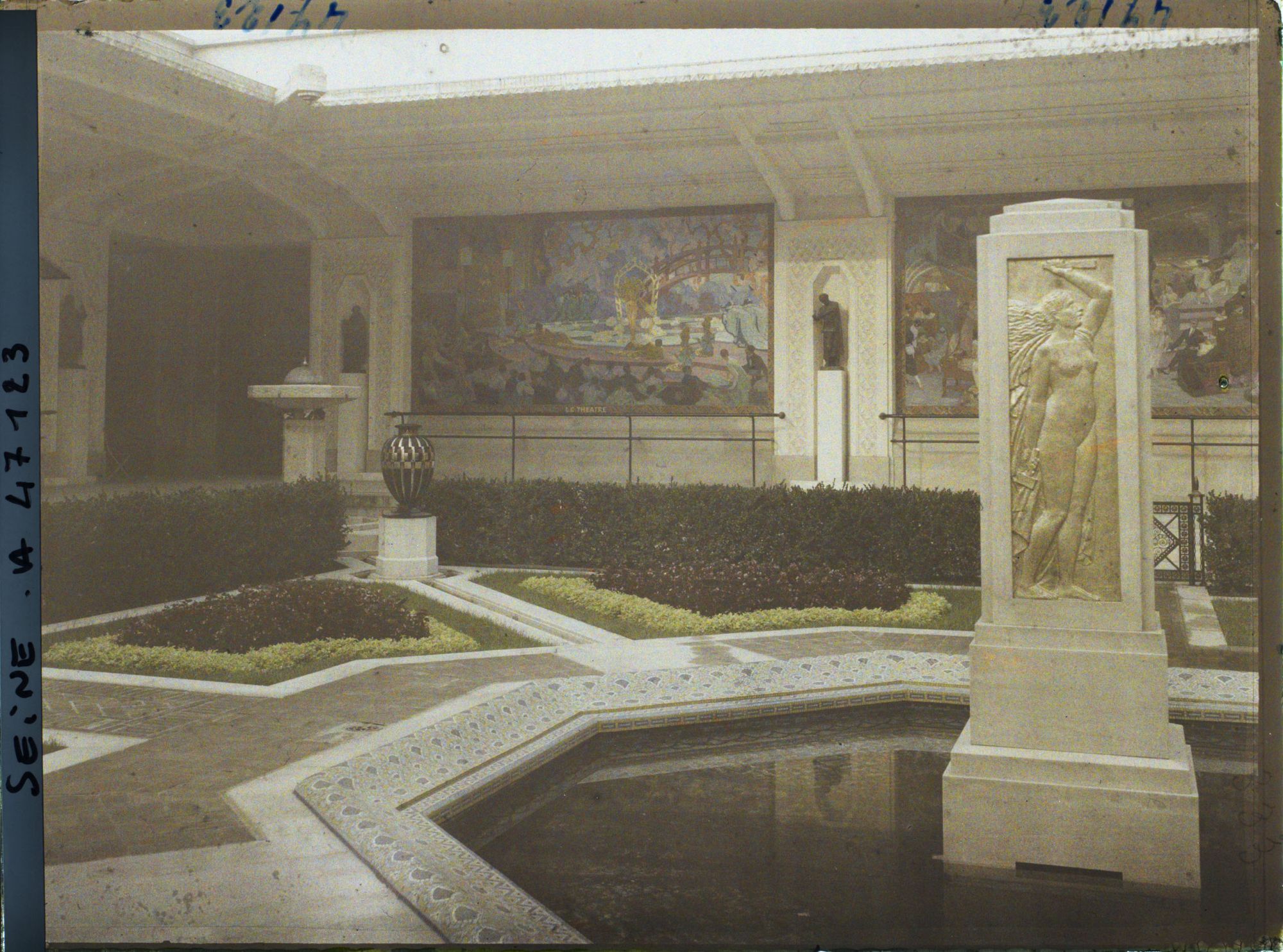 Image représentant L'Exposition des arts décoratifs, Cour des métiers, sur l'esplanade des Invalides, Charles Plumet, Panneaux de Rapin, Marret et Guillonnet