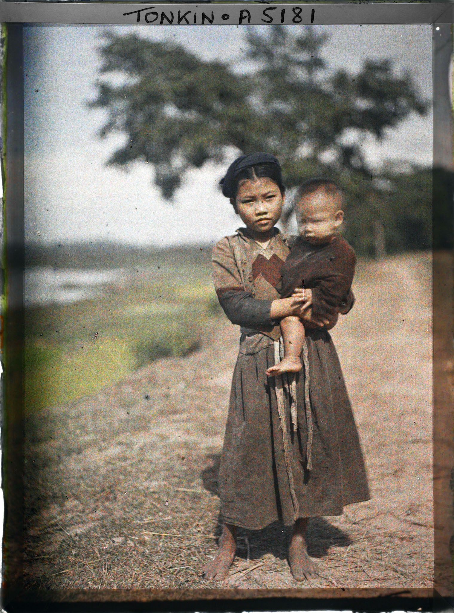 Image représentant Une fillette portant un garçonnet