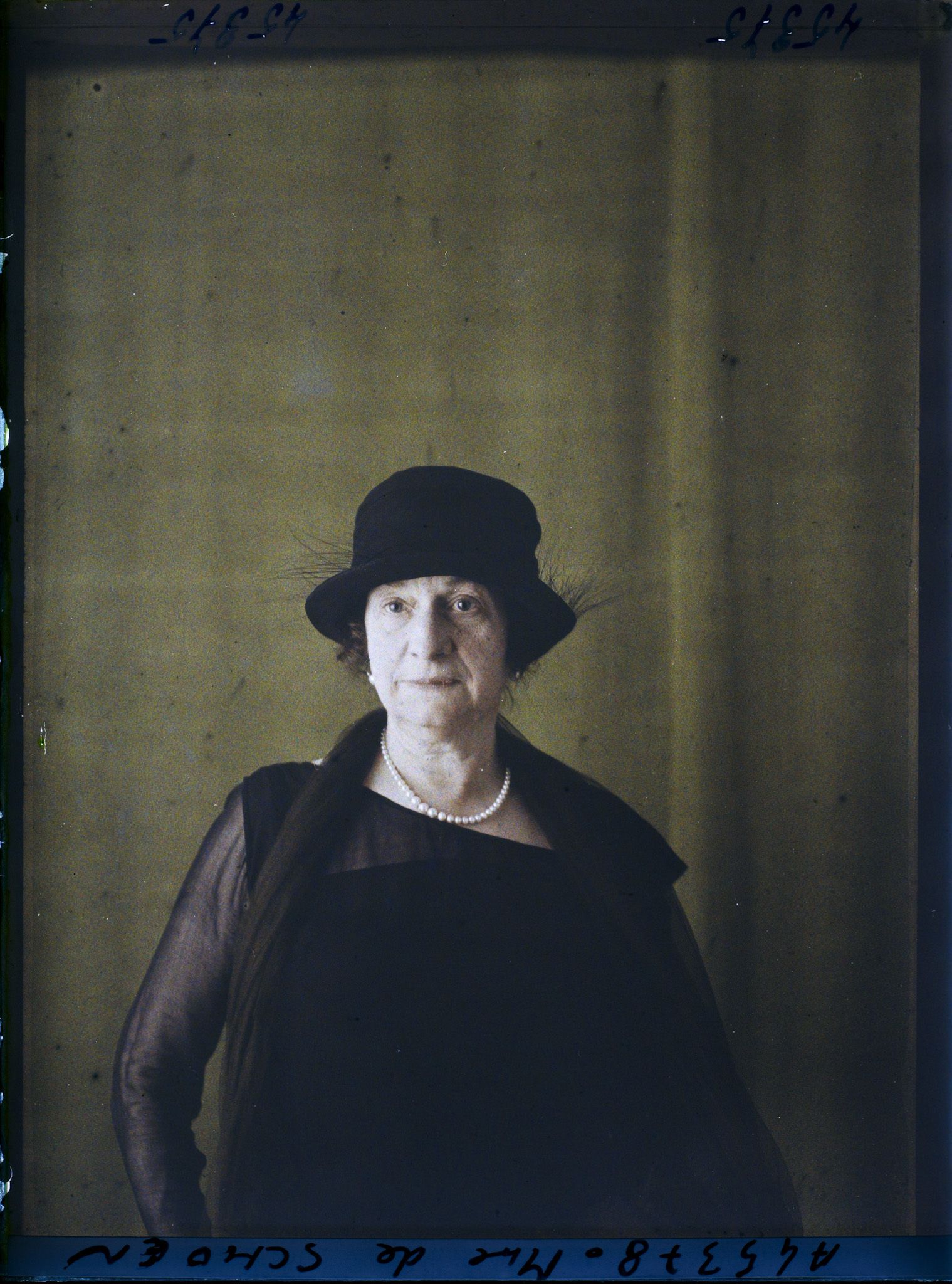 Image représentant La baronne  https://musee-albert-kahn.s-museum.fr/home/NWQ2OTAwYzNmYjZlZTk1ZWQwODJmMjY4L2dlbmVyaWMtbm90aWNlLXRhYi9hdXRob3JpdHkvNjE3YTc5ZjVjZjhiODk2OGIzMzM3ZDIx/5d6900c3fb6ee95ed082f268/generic-notice-tab/authority/617a79ebcf8b8968b333665a Bertha von Schoën
