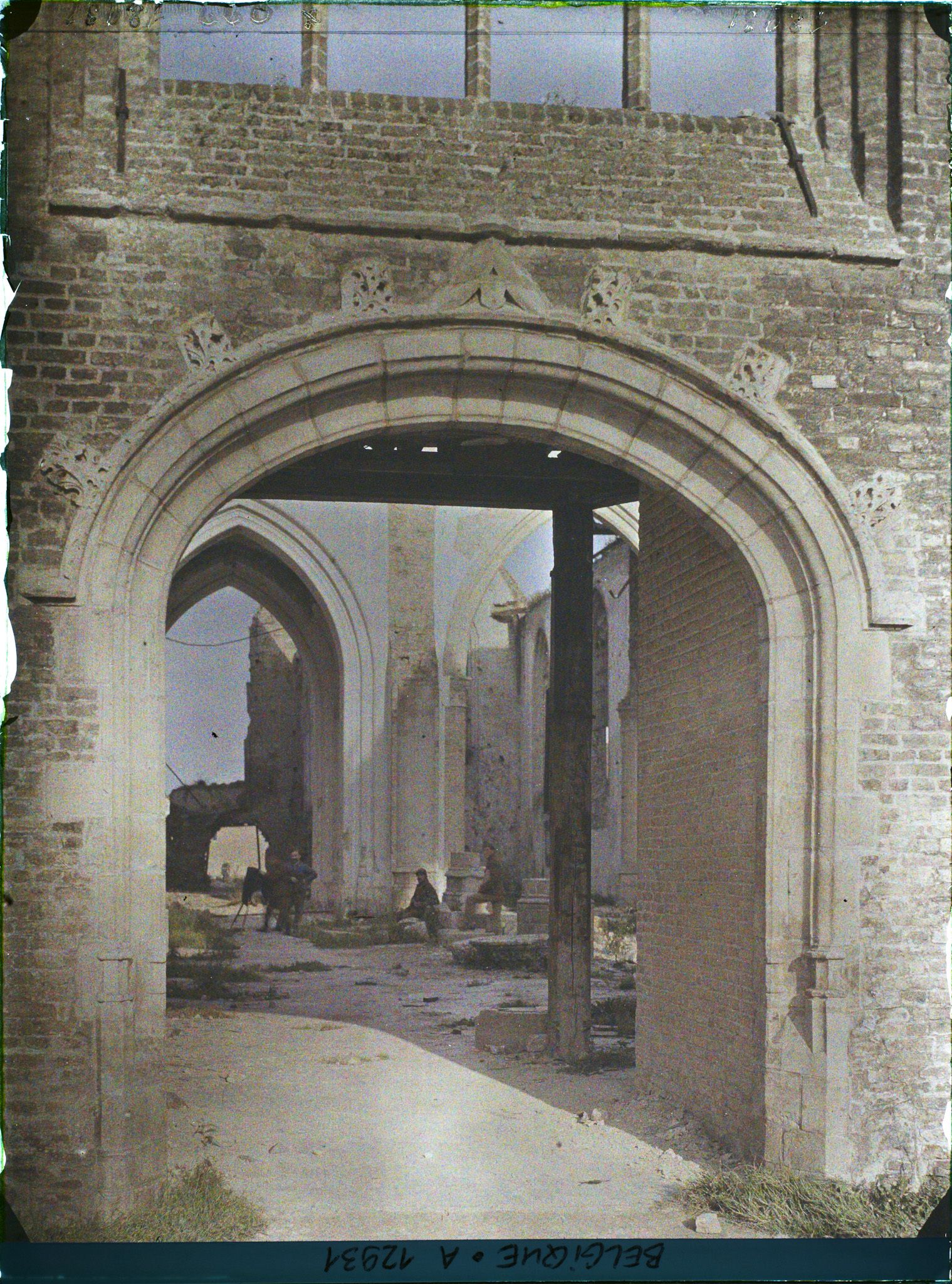 Image représentant Belgique, Loo, L'Eglise, Porche.