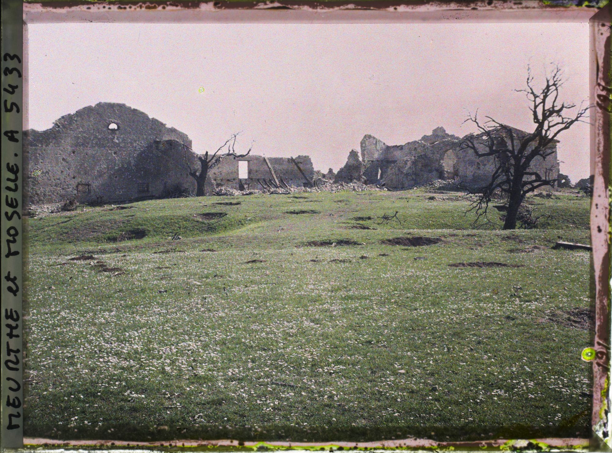 Image représentant France, Léomont, L'ensemble de la ferme avec trou d'obus au 1er plan