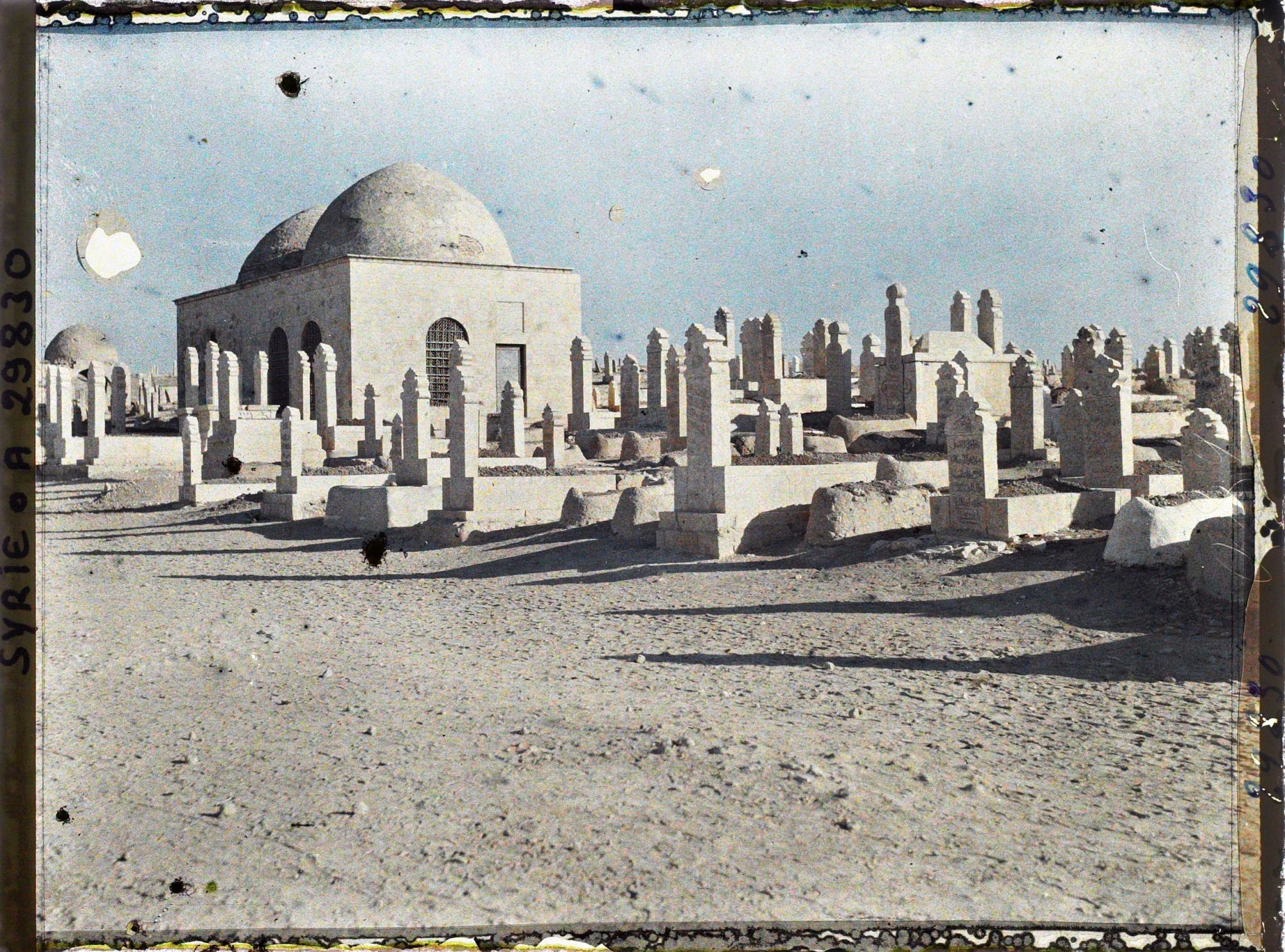 Image représentant Dans le cimetière musulman