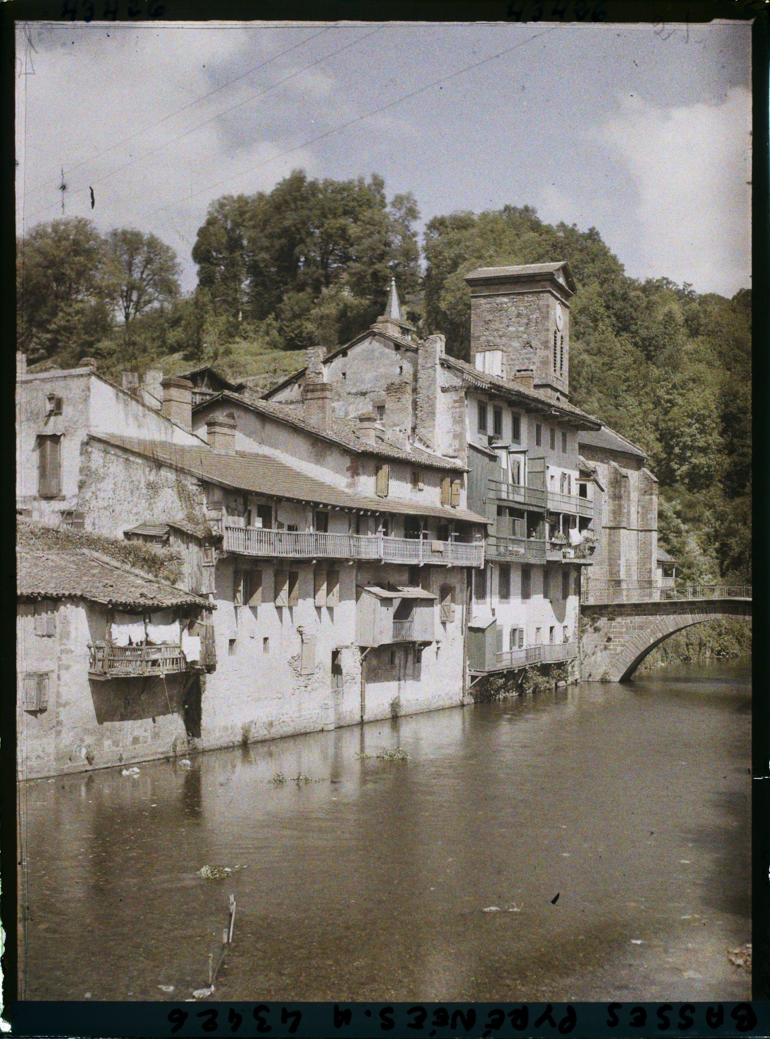 Image représentant France, St Jean Pied de Port, Vieilles Maisons au bord de l'eau