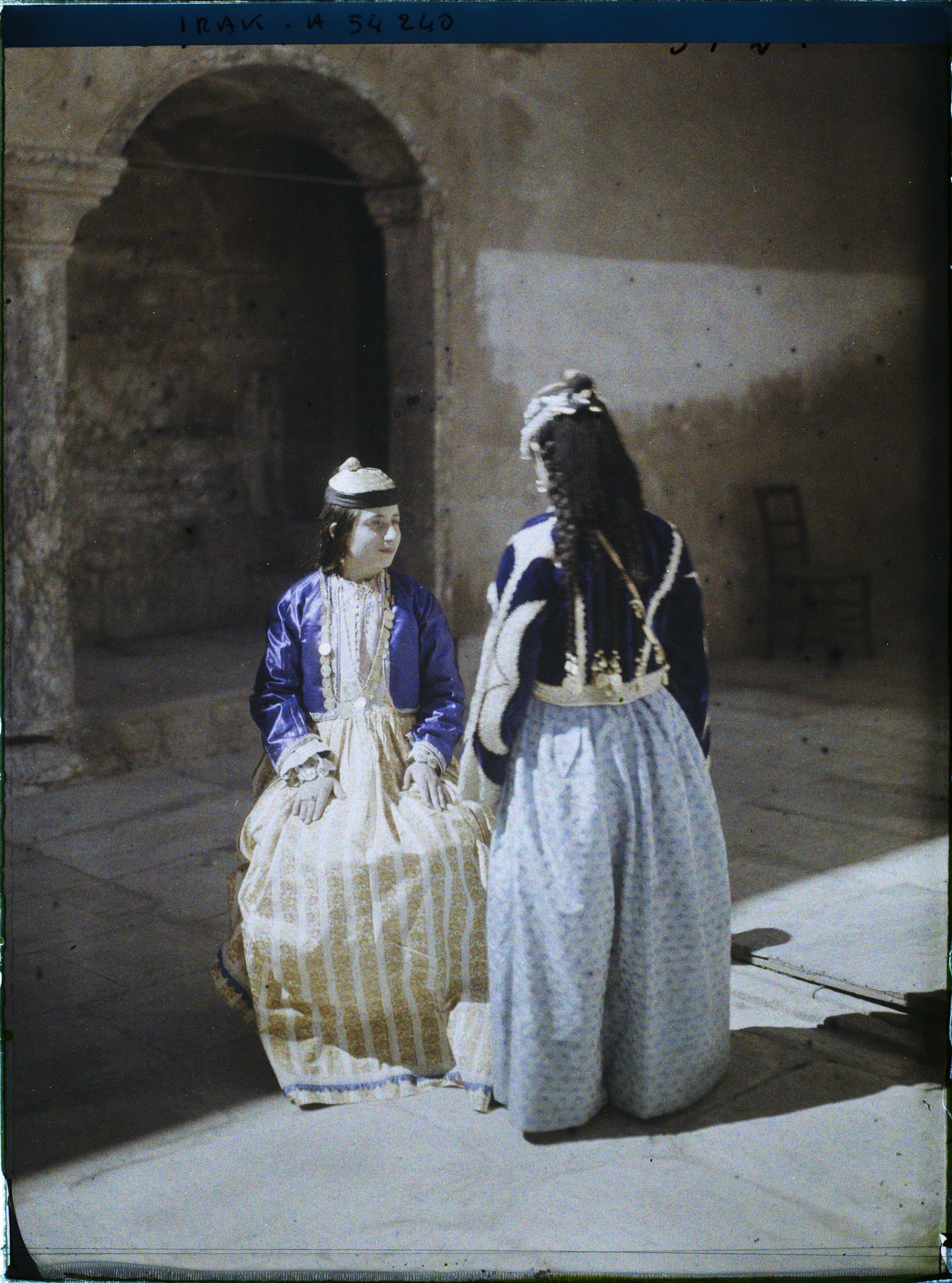 Image représentant Jeunes chrétiennes en costume