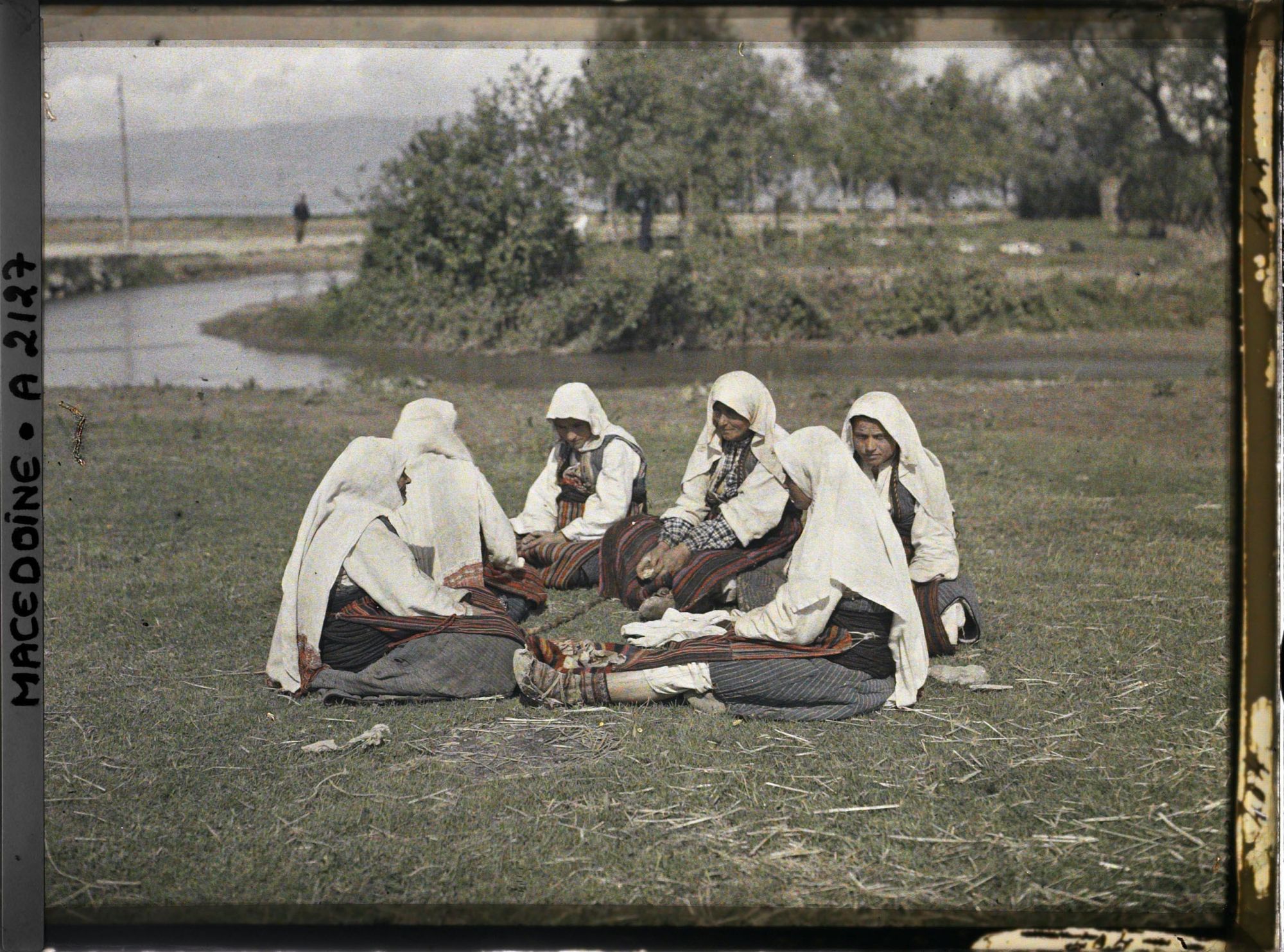 Image représentant Paysannes serbes faisant le petit déjeûner
