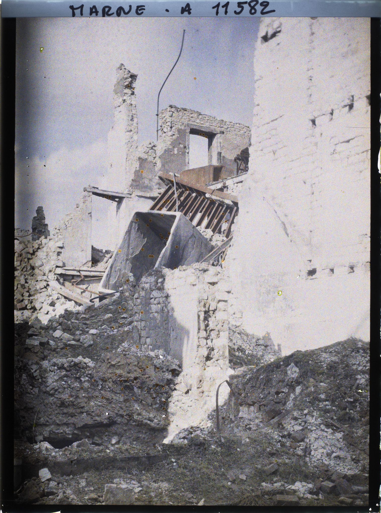 Image représentant Cuve défoncée (usine Saint-Frère ?), rue des Trois Raisinets