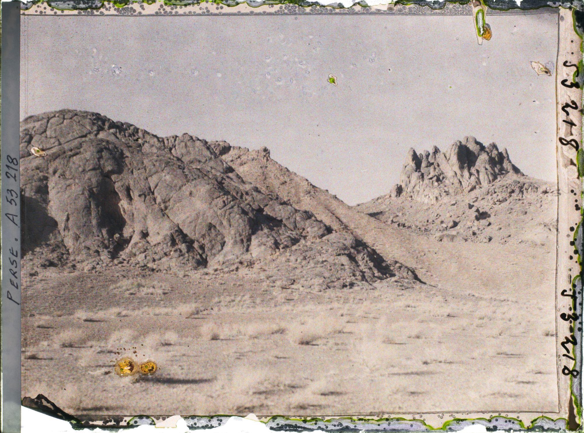 Image représentant Pitons rocheux le long de la piste à une heure au nord de Surmak, monts Zagros