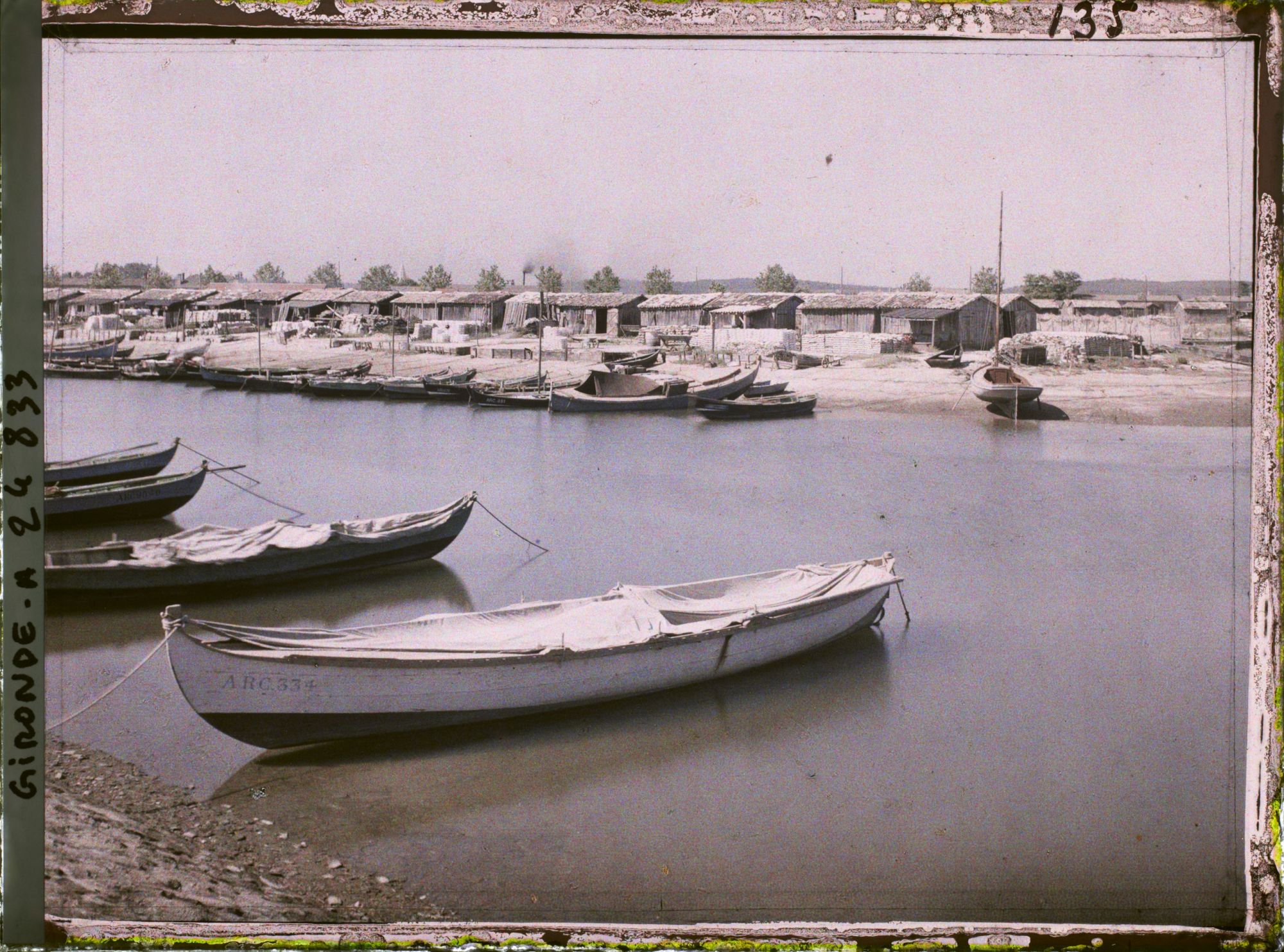 Image représentant Pinasses dans le port ou à l'île aux oiseaux (?)