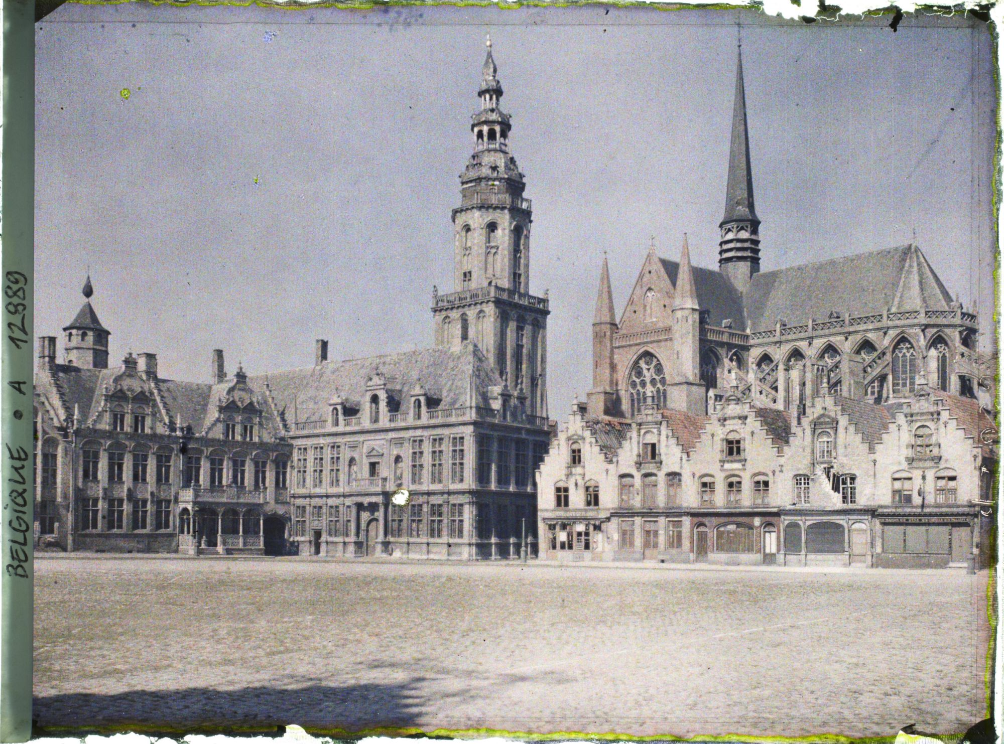 Image représentant Belgique, Furnes, Place de l'Hôtel de Ville