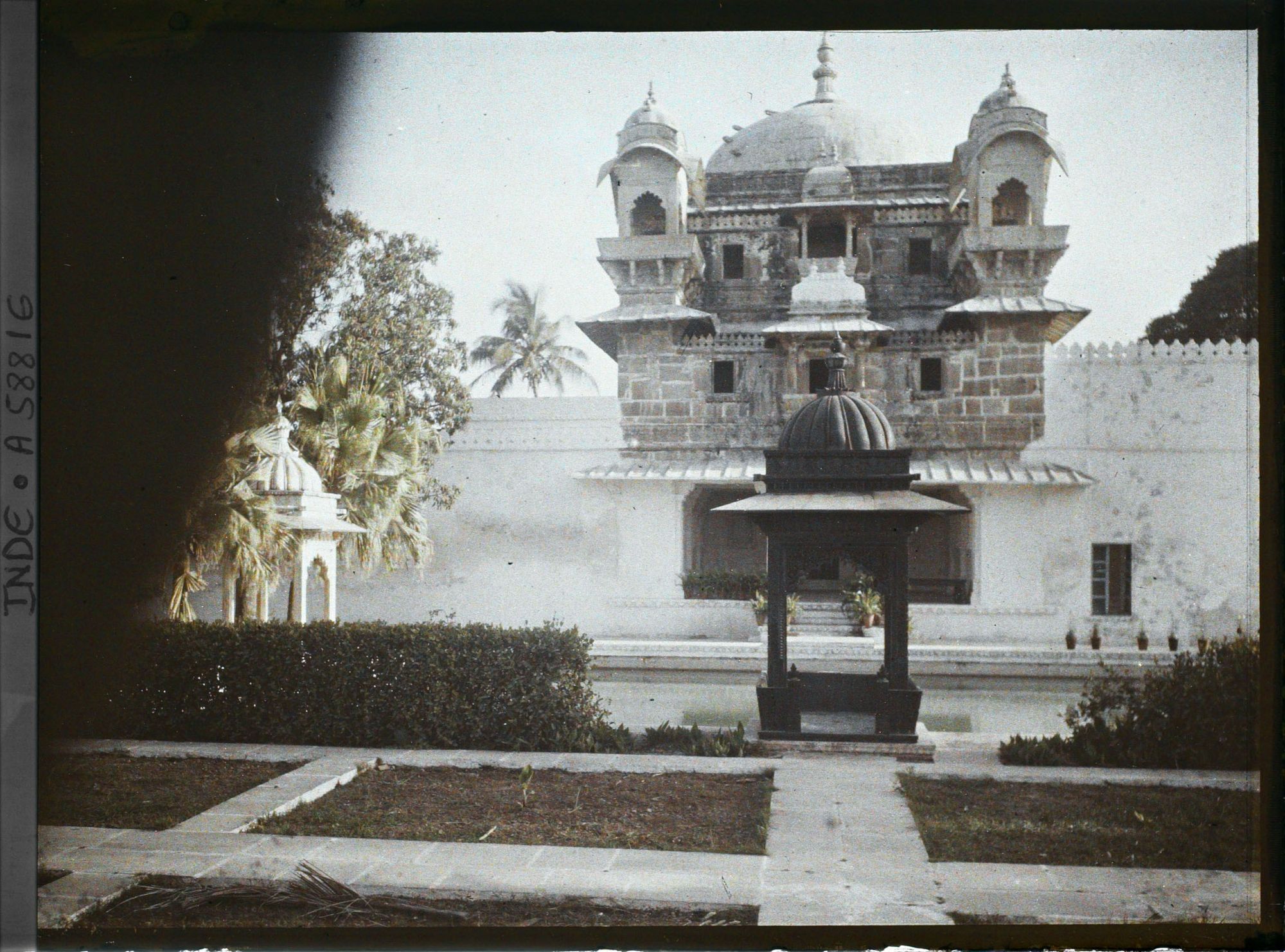 Image représentant Kiosques, bassin et tour ronde couronnée d'une coupole du palais flottant de Jag Mandir édifié au 17è siècle sur le lac Pichola